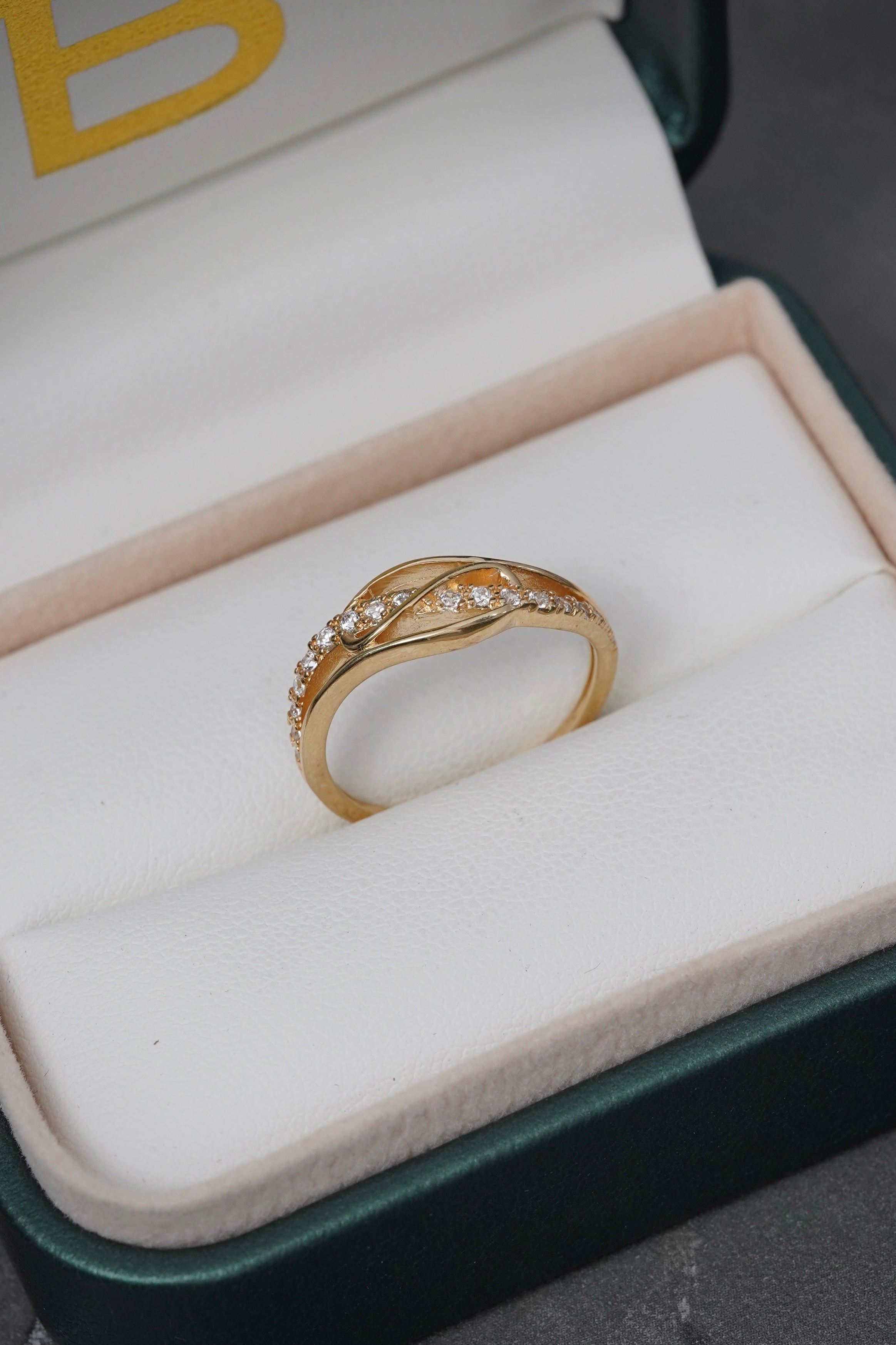 Anillo Con Swarovski Blanco 2.45gr / TALLA 6 3/4 / Oro Amarillo Nac P