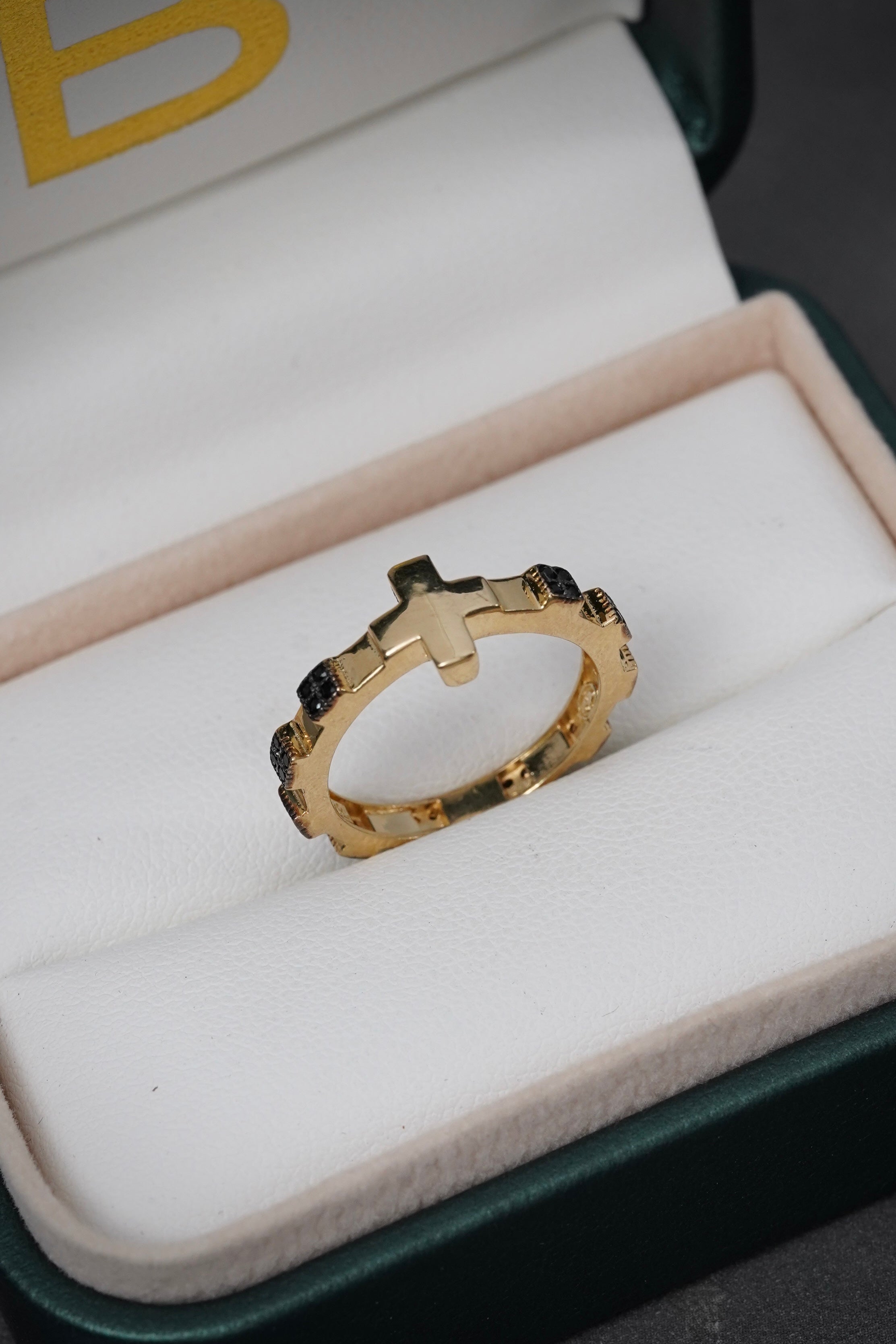 Anillo Cruz Con Swarovski Negro 2.8gr / TALLA 6 / Oro Amarillo Nac P