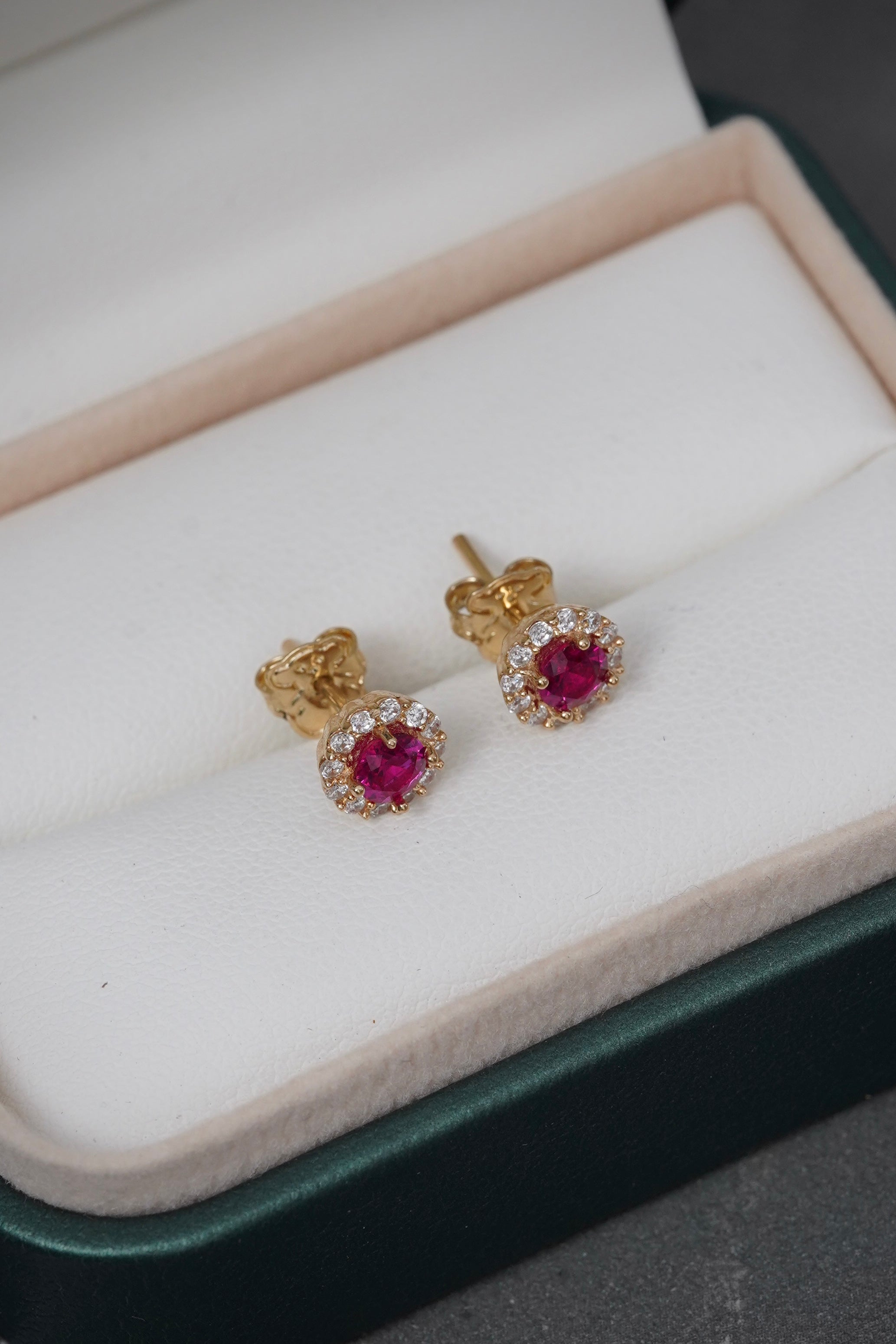 Topos Tipo Flor Con Swarovski Fucsia 2.05gr / Largo 1.5cm / Oro Amarillo Nac B