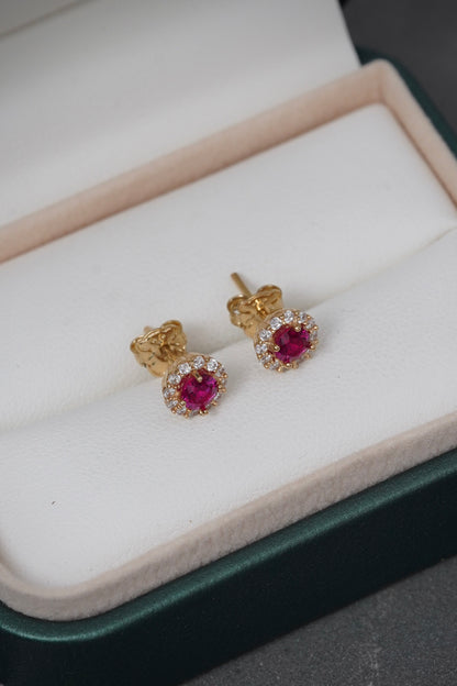 Topos Tipo Flor Con Swarovski Fucsia 2.05gr / Largo 1.5cm / Oro Amarillo Nac B