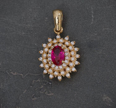 Dije Ovalado Con Swarovski Central Fucsia Y Laterales Blancos 2.45gr / Largo 2.2cm / Oro Amarillo Nac M