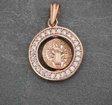 Dije San Benito Giratorio Con Swarovski Blanco 1.9gr / Largo 2.1cm / Oro Rosado Nac M