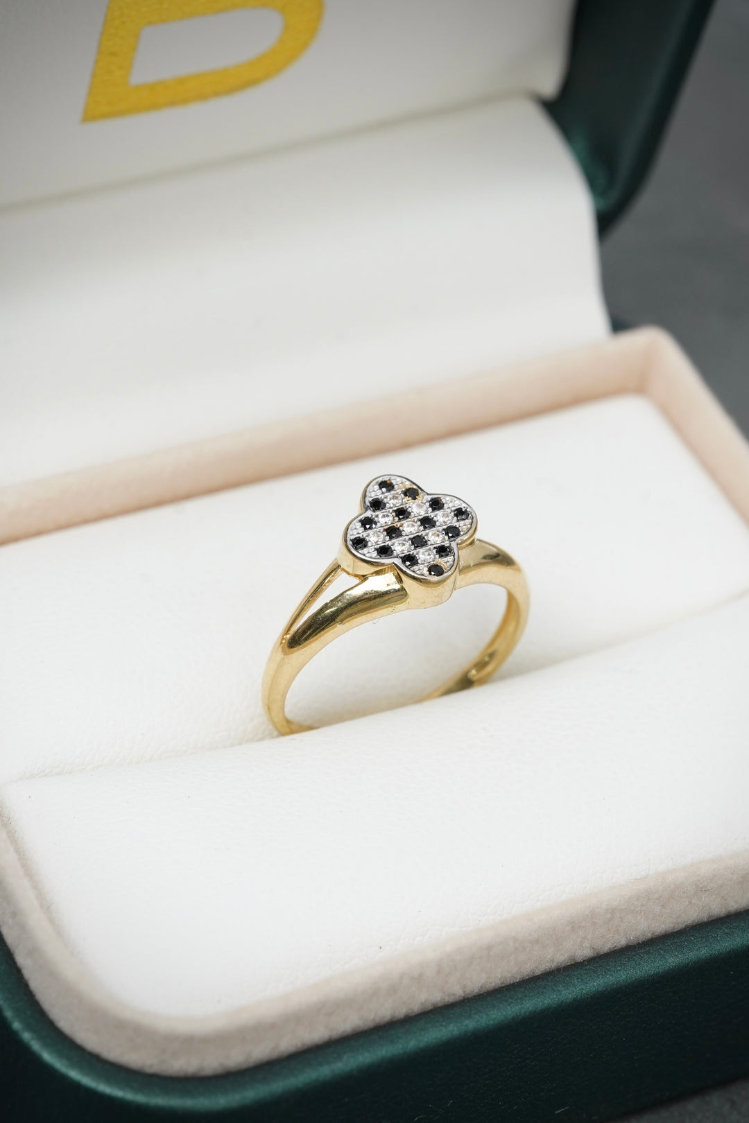 Anillo lucky clover con swarovski blanco y negro 2.4gr / Talla 5 1/2 — Oro Amarillo