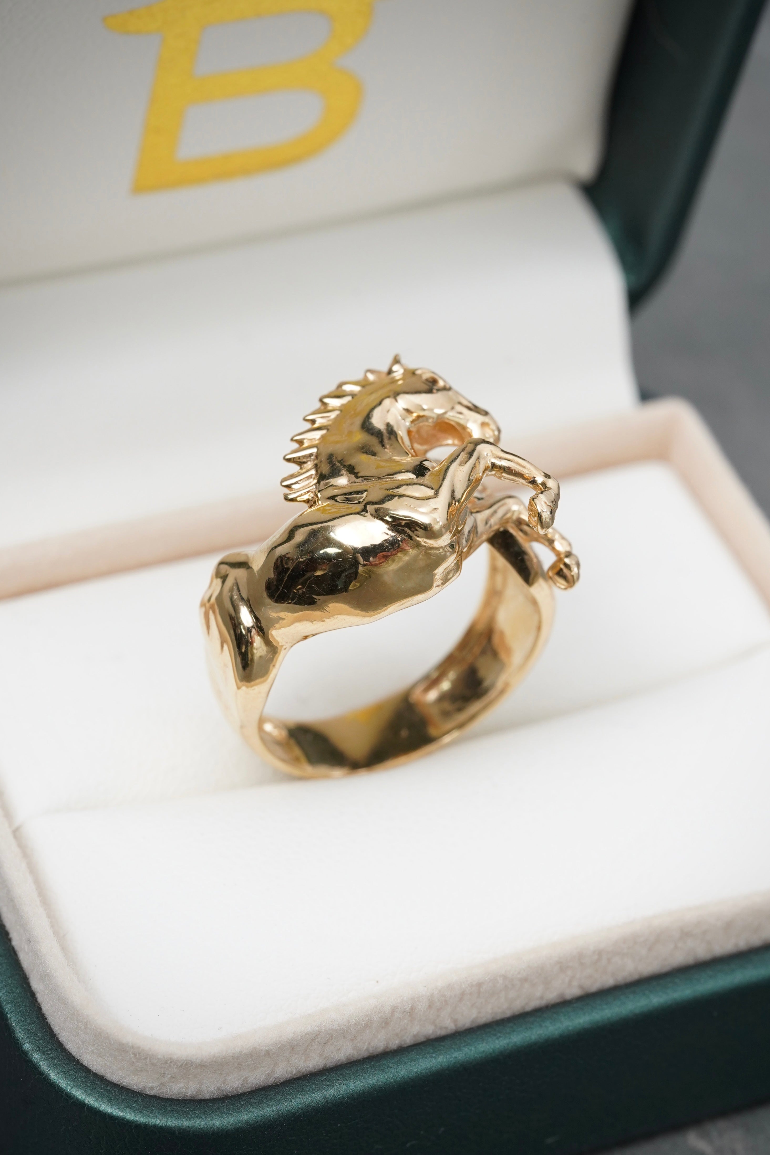 Anillo caballo con swarovski negro y blanco 12.7gr / TALLA 10 1/4 / Oro Amarillo Nac M
