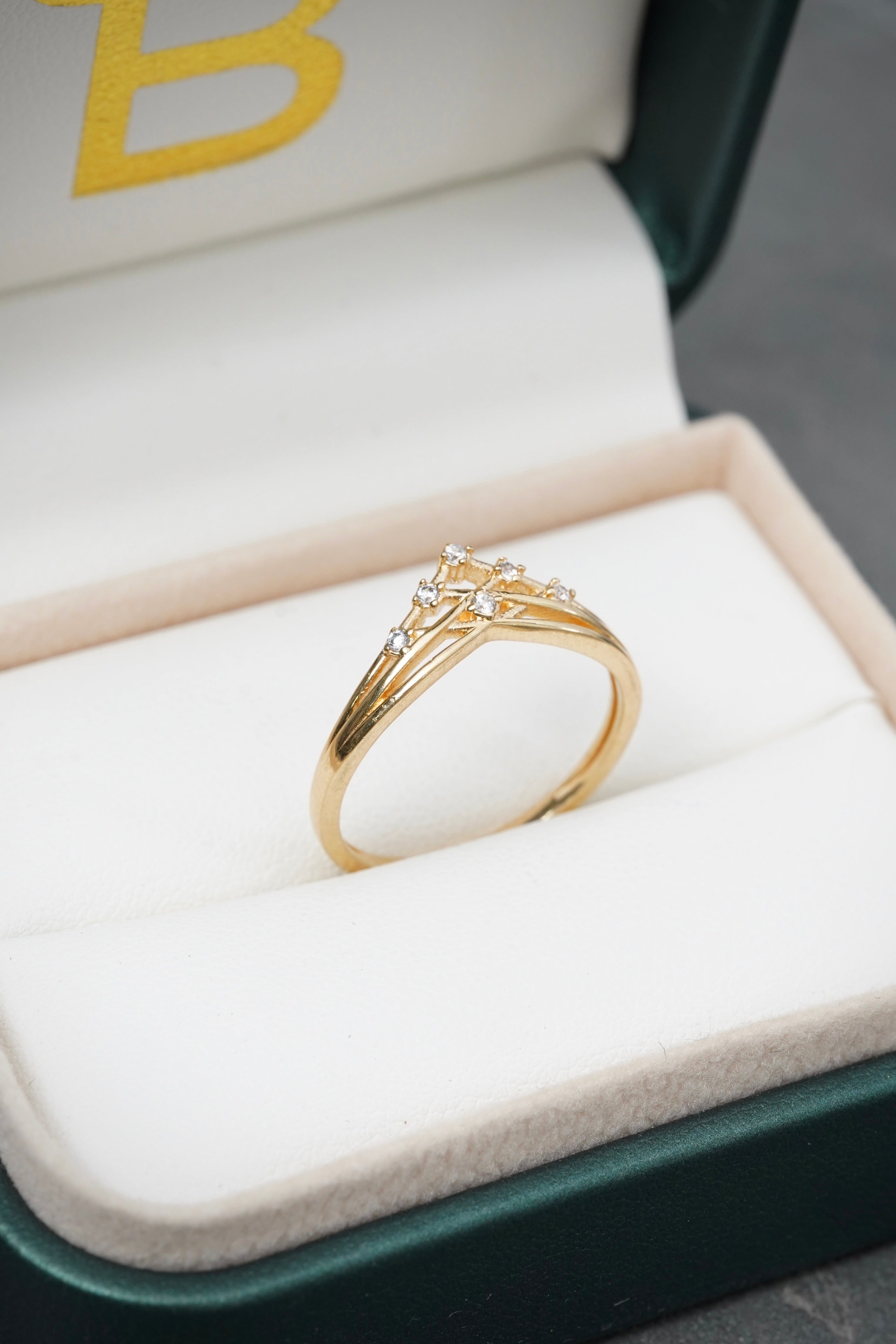 Anillo tipo corona con swarovski blanco 2.2gr / TALLA 7 3/4 / Oro Amarillo Nac M