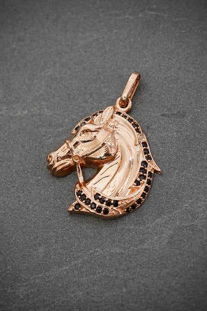 Dije caballo con swarovski negro 4.8gr / Largo 2.2cm / Oro Rosado Nac B