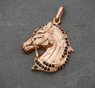 Dije caballo con swarovski negro 4.8gr / Largo 2.2cm / Oro Rosado Nac B