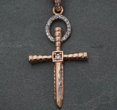 Dije cruz clavo con swarovski blanco 3.6gr / Largo 4.3cm / Oro Rosado Nac B
