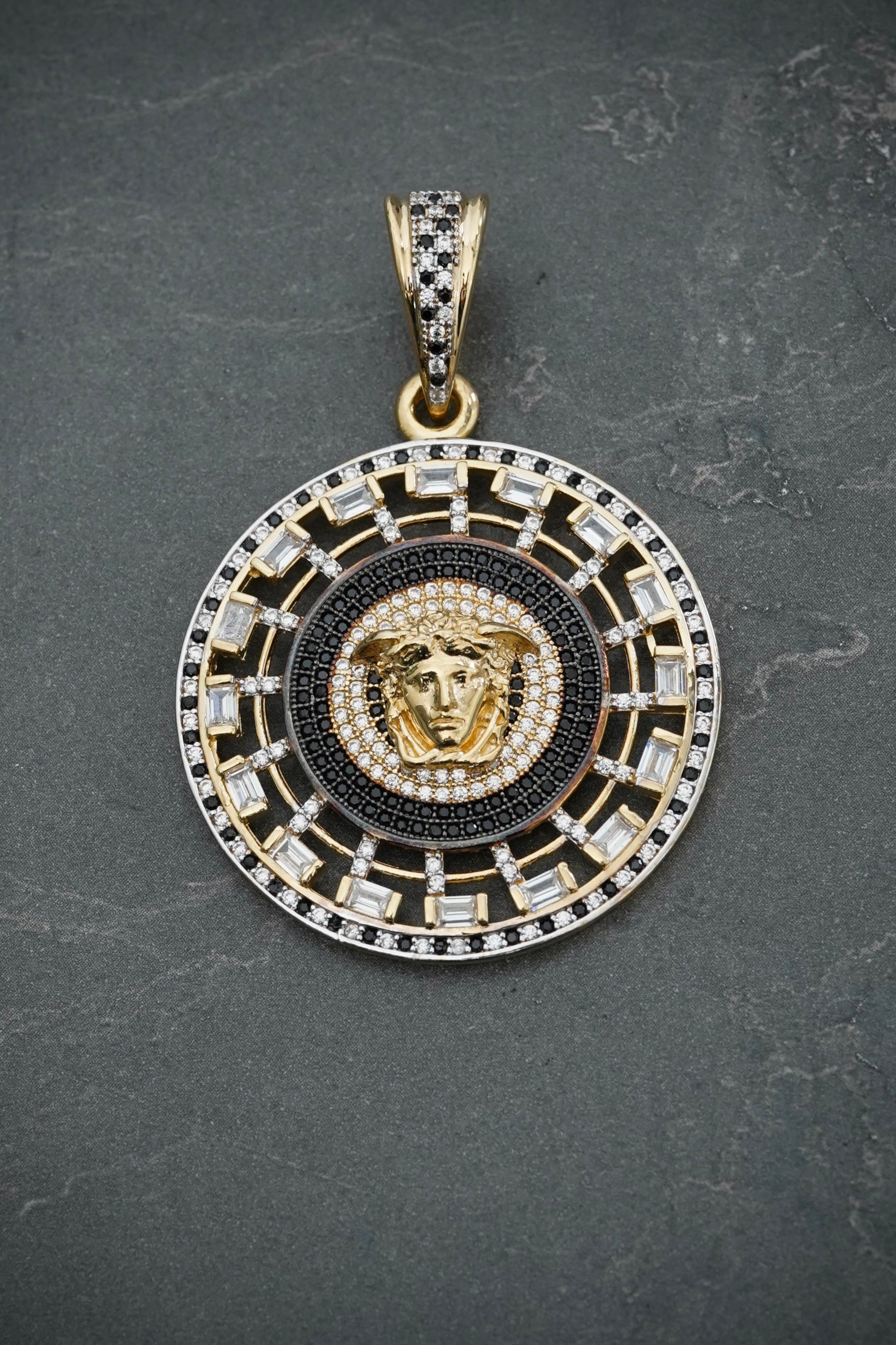 Dije de medusa con swarovski blanco y negro 14.45gr / Largo 5.5cm / Oro Amarillo Nac P