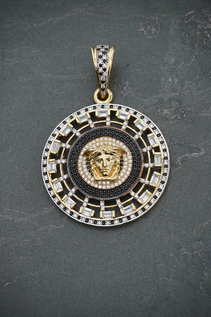 Dije de medusa con swarovski blanco y negro 14.45gr / Largo 5.5cm / Oro Amarillo Nac P