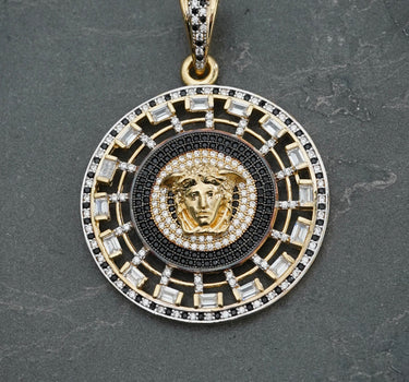 Dije de medusa con swarovski blanco y negro 14.45gr / Largo 5.5cm / Oro Amarillo Nac P