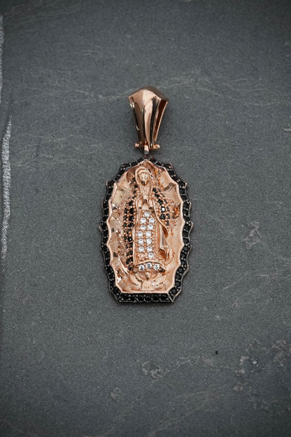 Dije virgen de gudalupe con swarovski negro 5.5gr / Largo 3.5cm / Oro Rosado Nac P