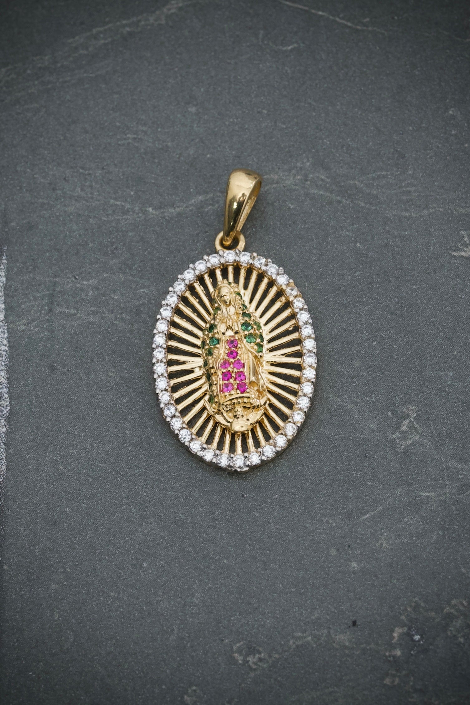 Dije virgen de guadalupe con swarovski multicolor 3.55gr / Largo 3.1cm / Oro Amarillo Nac P