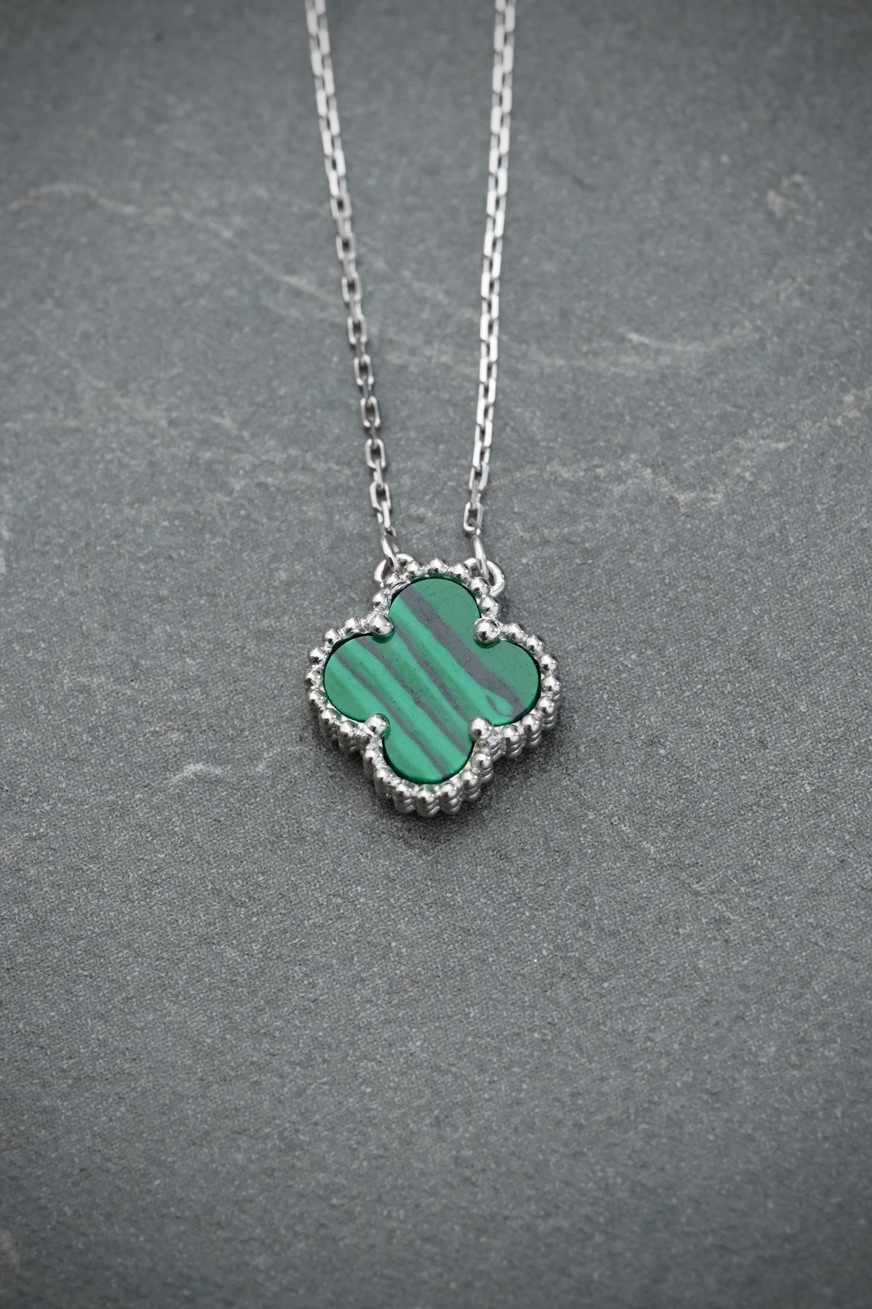Cadena Lucky Clover Piedra Verde 1.7gr / Largo 45cm / Oro Blanco italy cte P
