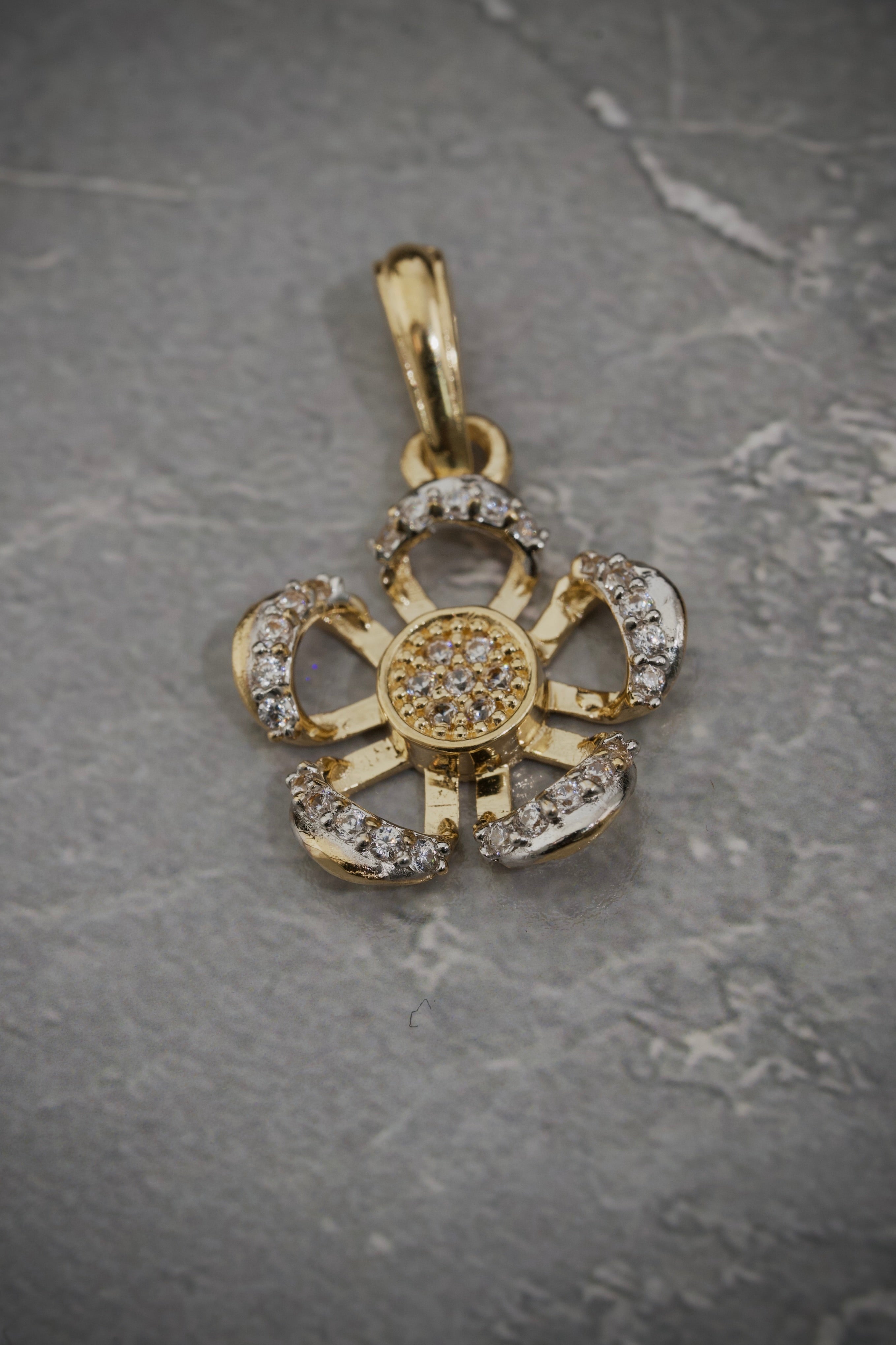 Dije de flor 1.45gr / 2cm / Dos Oros Nac M