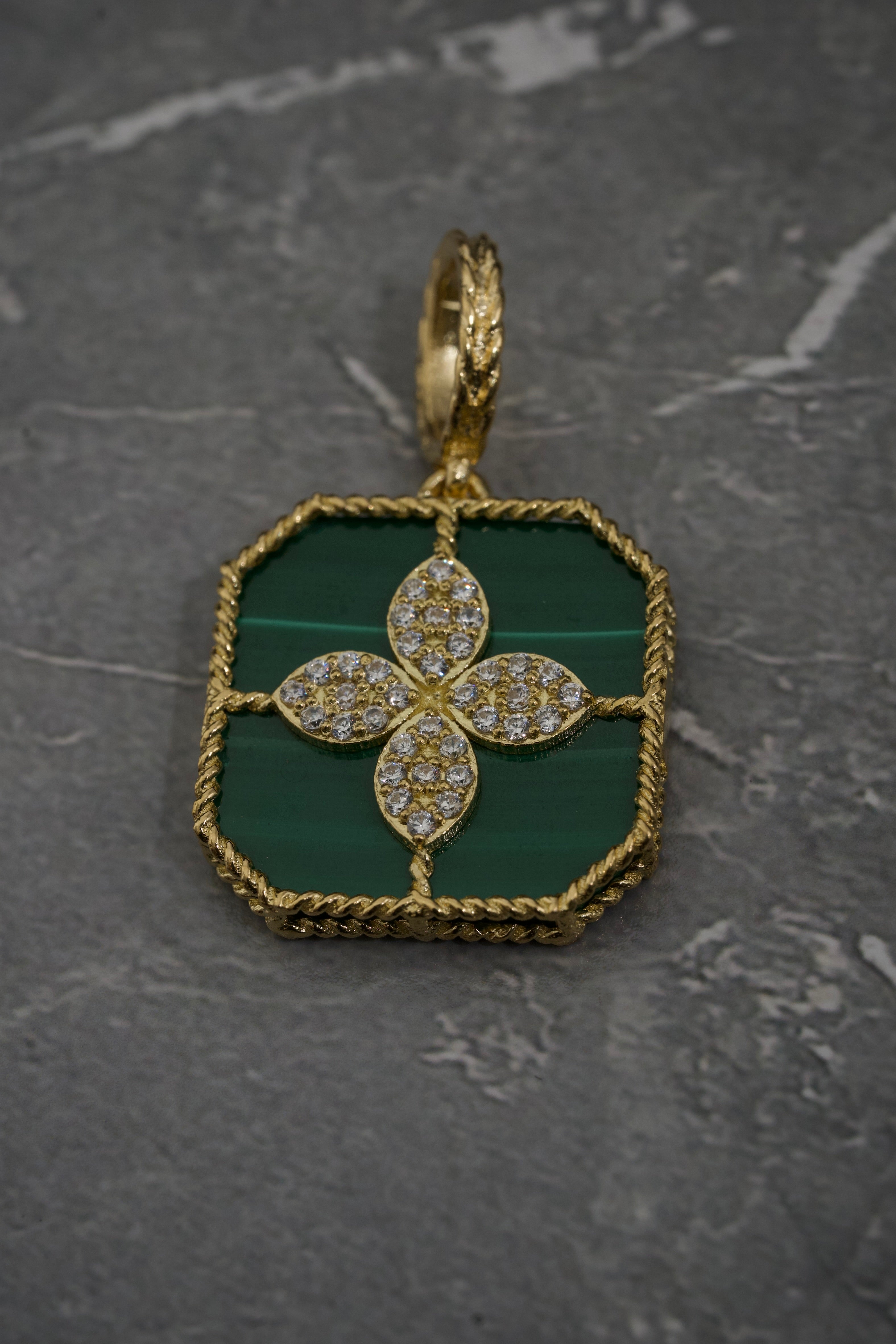 Dije lucky clover con swarovski blanco / verde malaquita 2.35gr / 2.6cm / Oro Amarillo Nac P