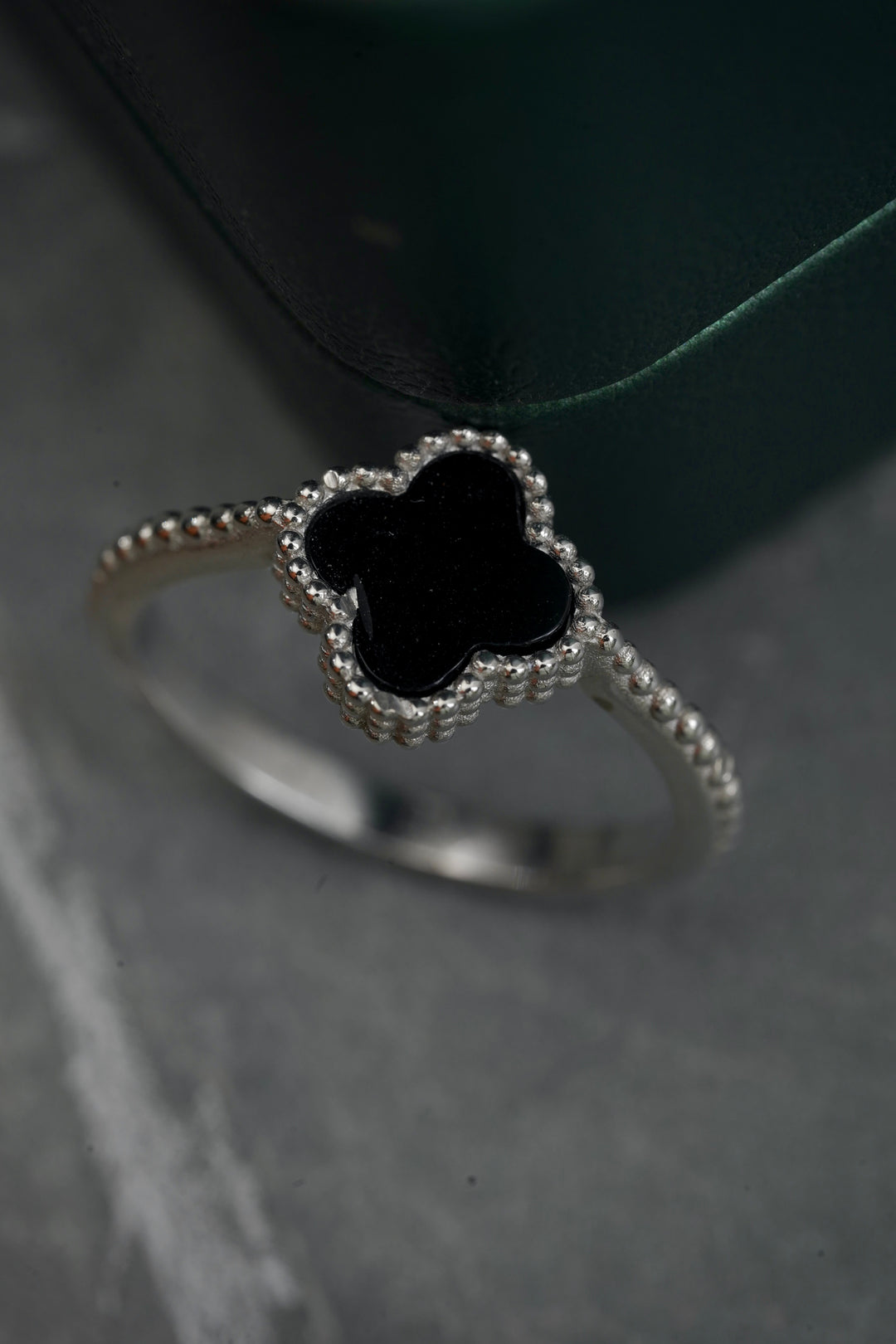 Anillo lucky clover 3.1gr / Talla 7 — Oro Blanco