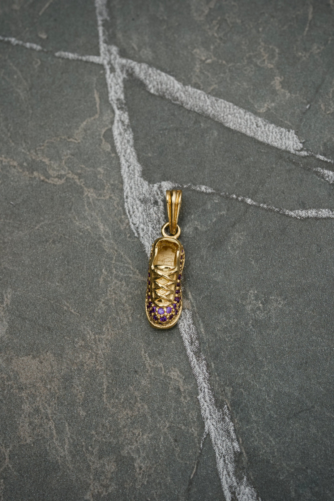 Dije De tennis Con Swarovski Morado 2.6gr / Largo 2.3 cm — Oro Amarillo