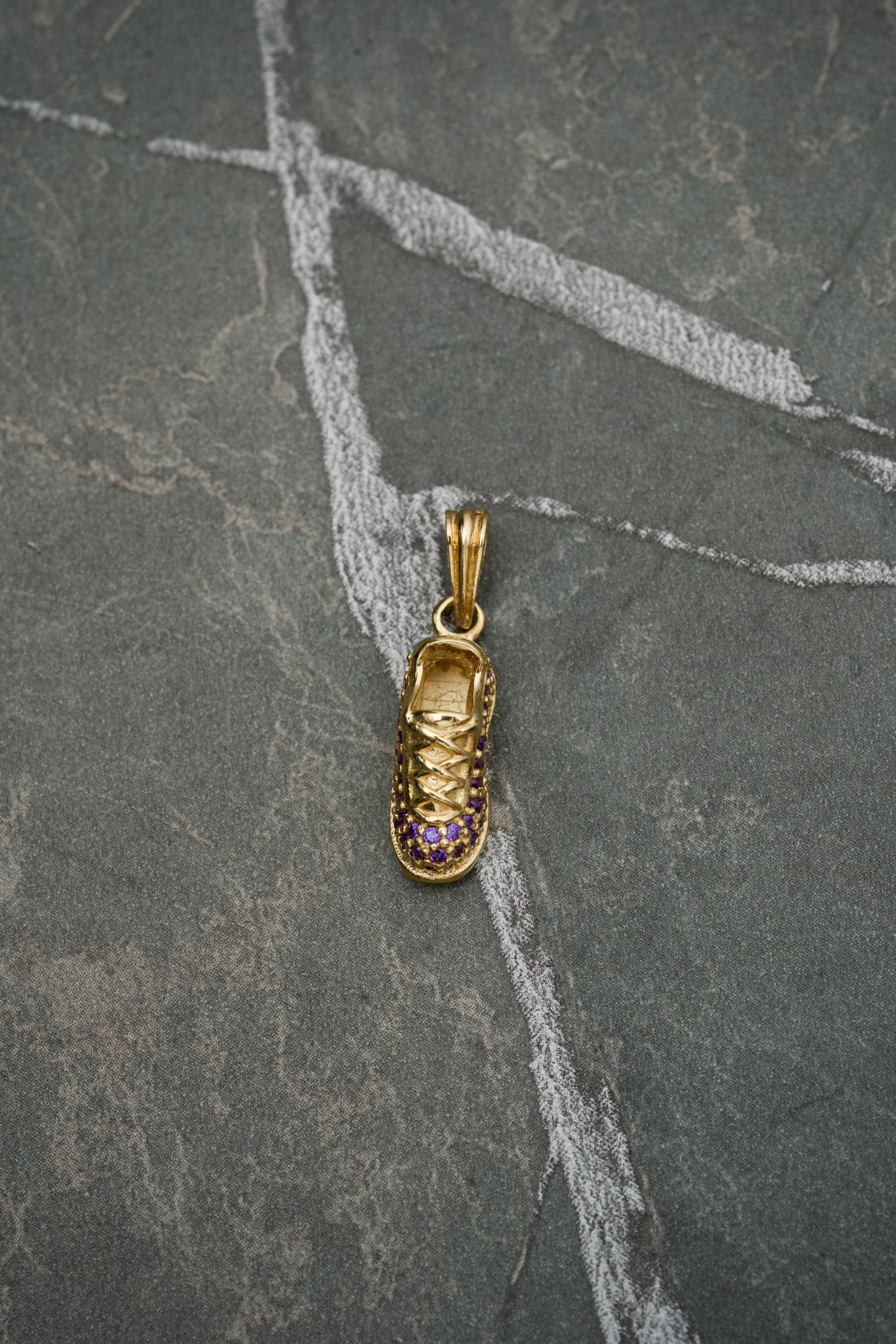 Dije De tennis Con Swarovski Morado 2.6gr / Largo 2.3 cm / Oro Amarillo Nac M