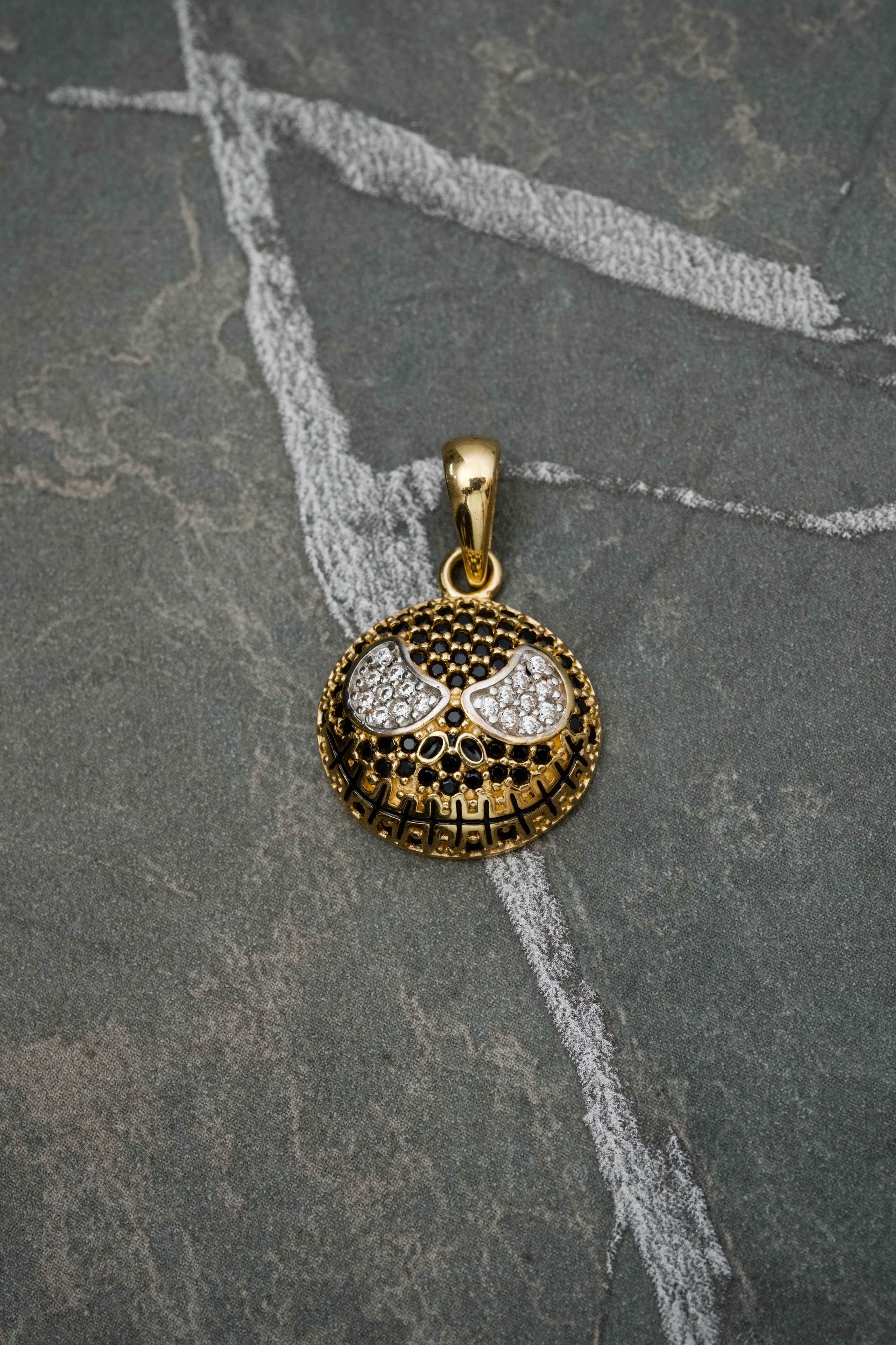 Dije De Jack Con Swarovski Negro Y Blanco 2.5gr / Largo 2.2 cm / Oro Amarillo Nac B