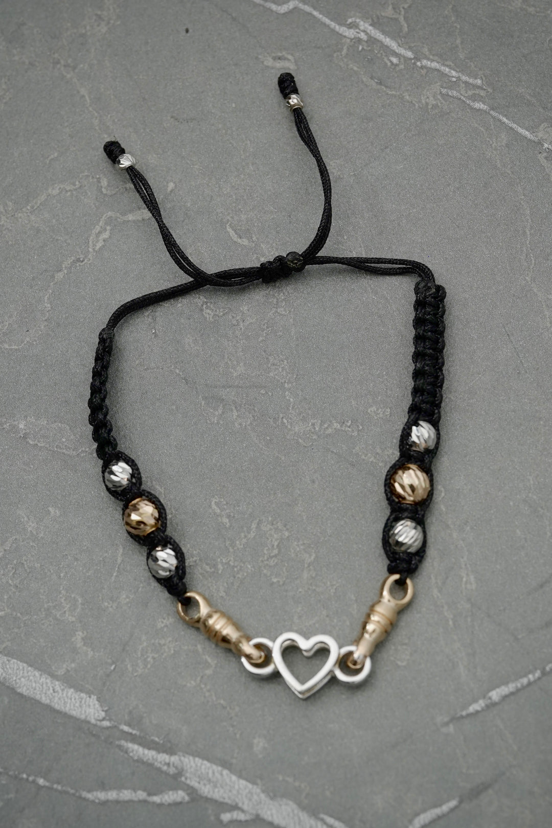 Pulsera en hilo negro con herraje de corazon 6.4g — Dos Oros