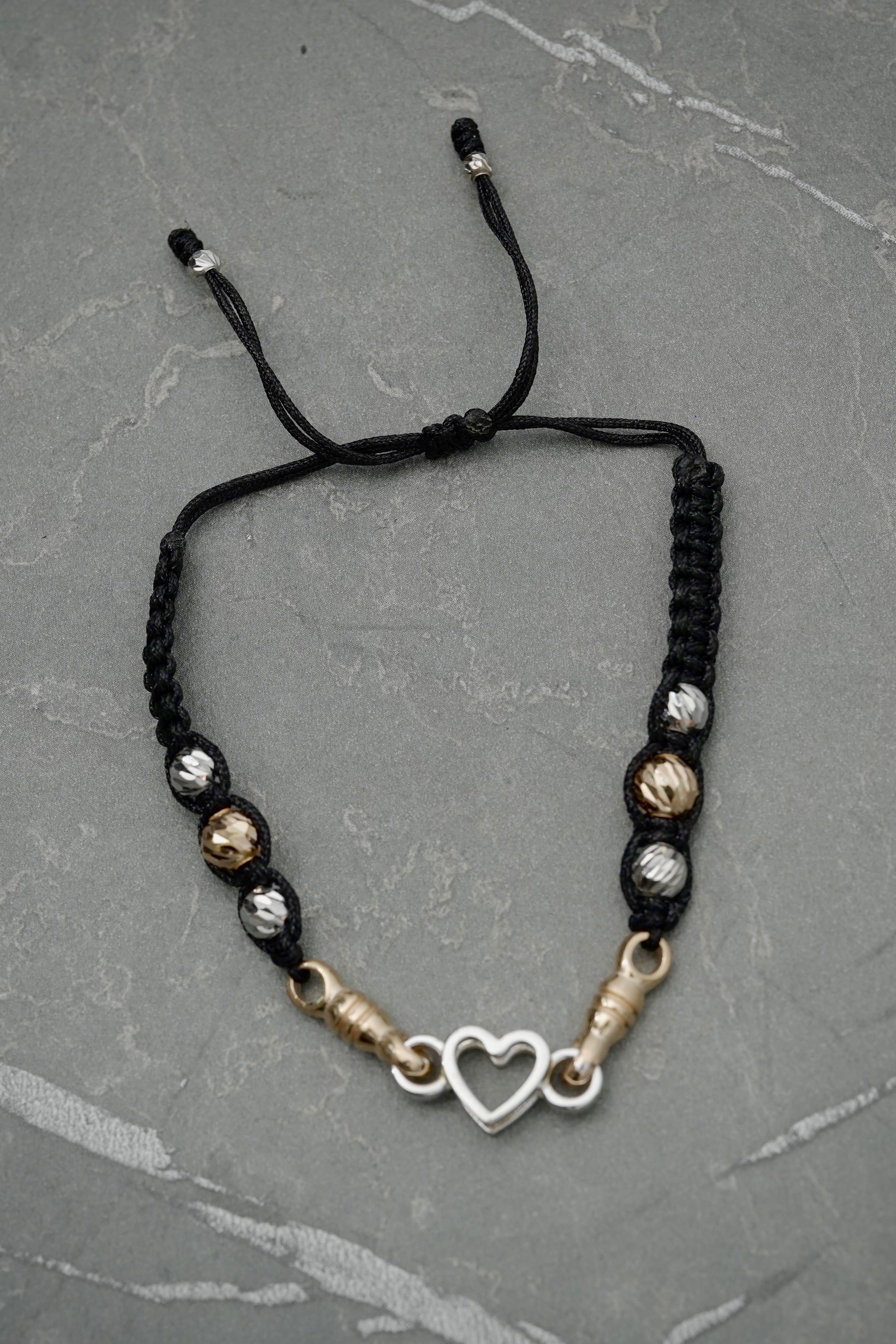 Pulsera en hilo negro con herraje de corazon 6.4gr / Dos Oros (Joya) M
