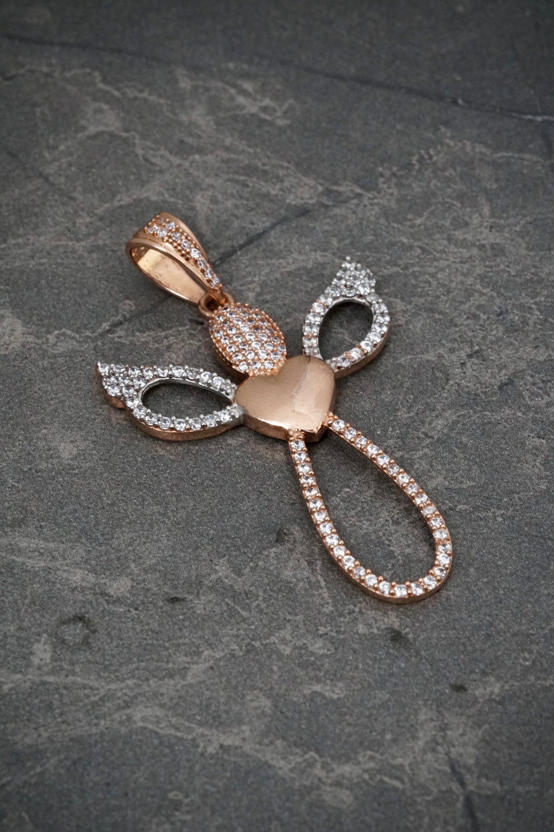 Dije cruz con corazon y swarovski blanco 5gr / Largo 5cm — Oro Rosado