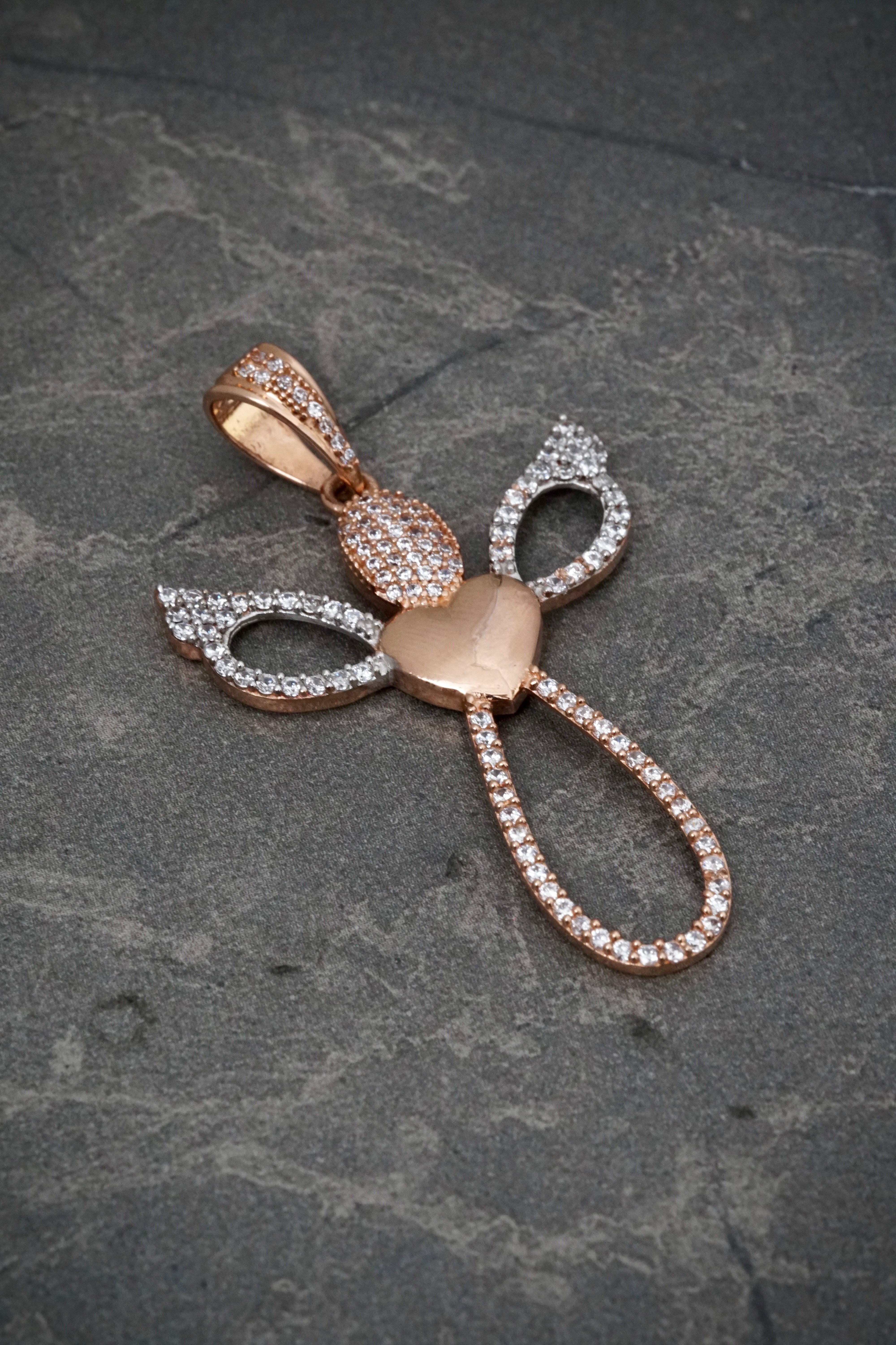 Dije cruz con corazon y swarovski blanco 5gr / Largo 5cm / Oro Rosado Nac P