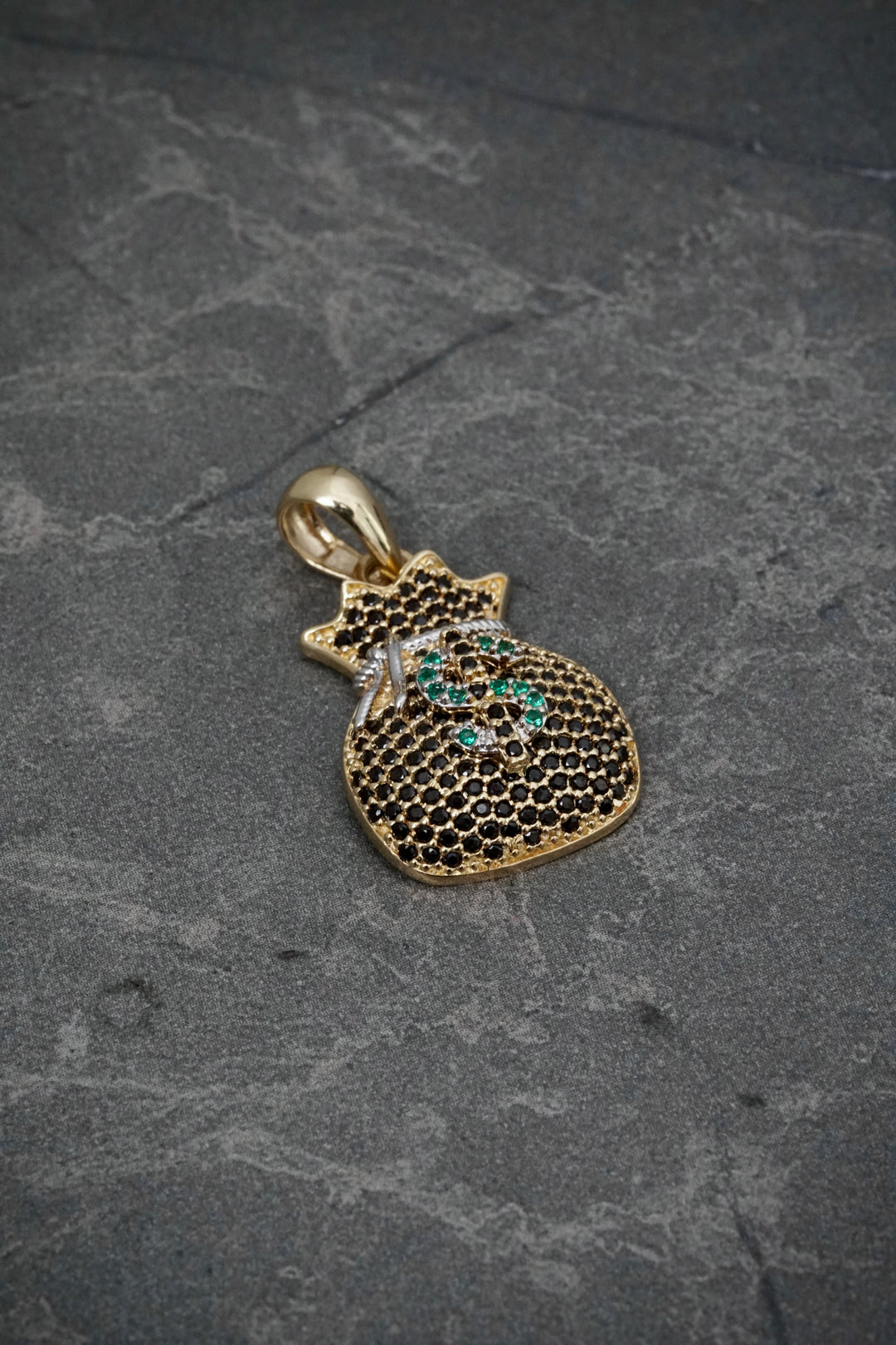 Dije bolsa de dinero con swarovski negro y verde 4.45gr / Largo 3cm — Oro Amarillo