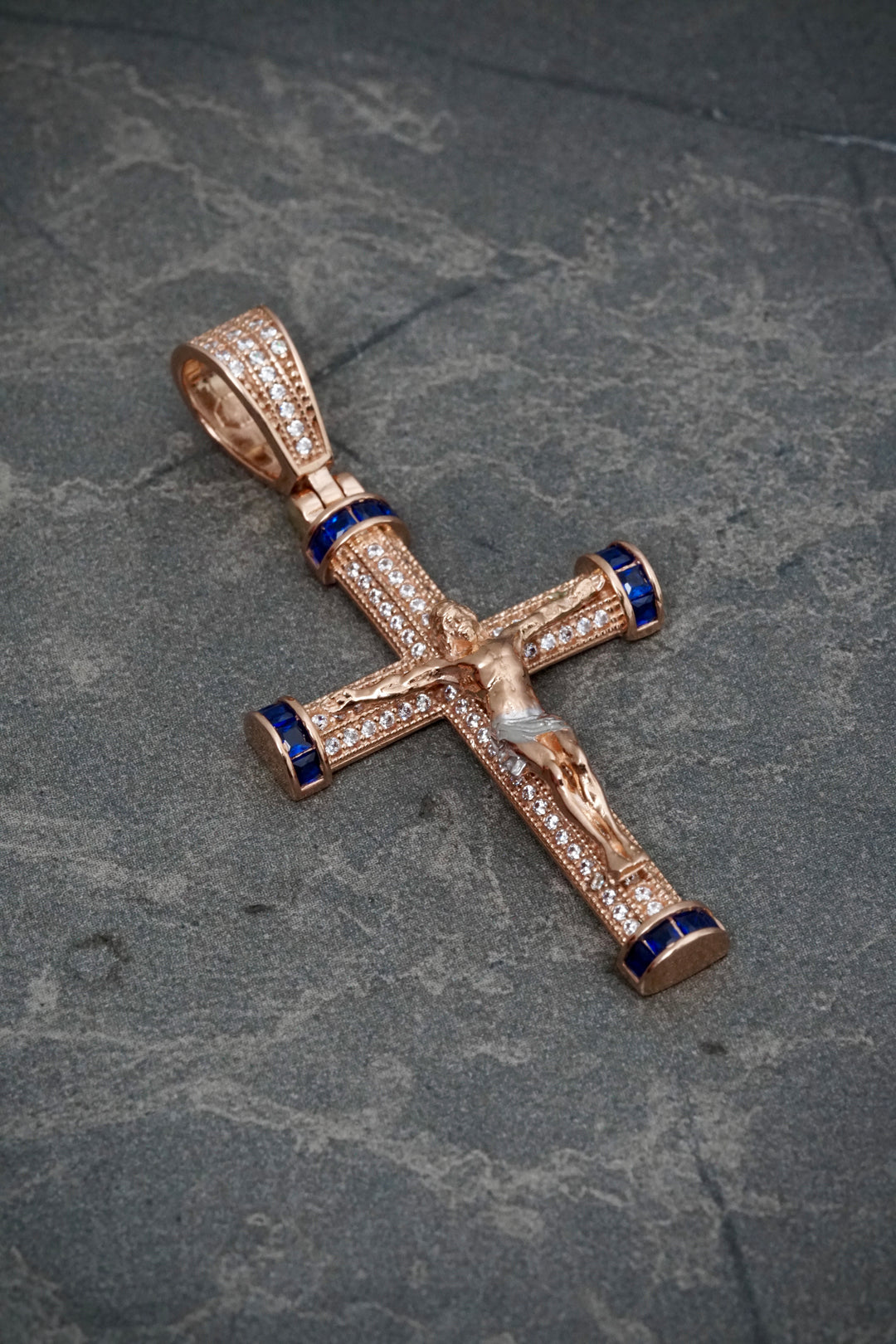 Dije cruz con cristo y swarovski azul 7.85gr / Largo 5.2cm — Oro Rosado