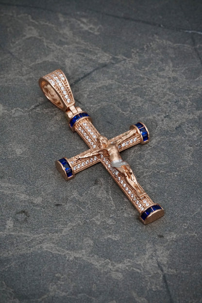 Dije cruz con cristo y swarovski azul 7.85gr / Largo 5.2cm / Oro Rosado Nac P