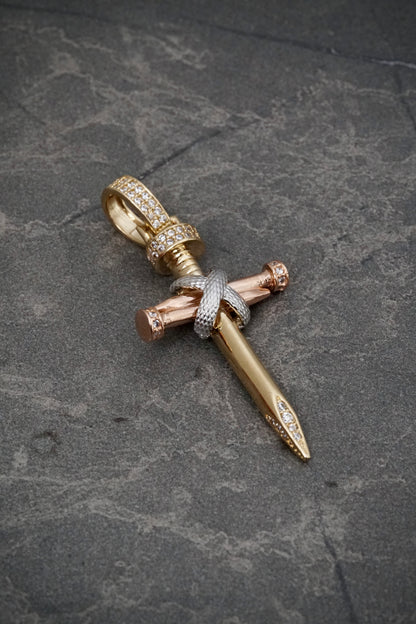 Dije cruz clavo con swarovski blanco 5.25gr / Largo 4.7cm / Tres Oros Nac P