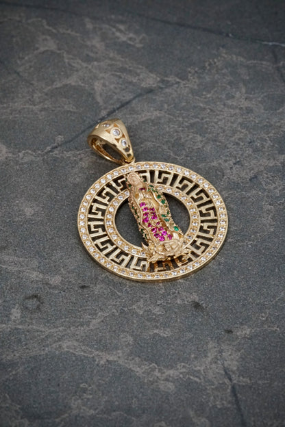 Dije virgen de guadalupe con swarovski verde y fucsia 6.95gr / Largo 3.7cm / Oro Amarillo Nac P