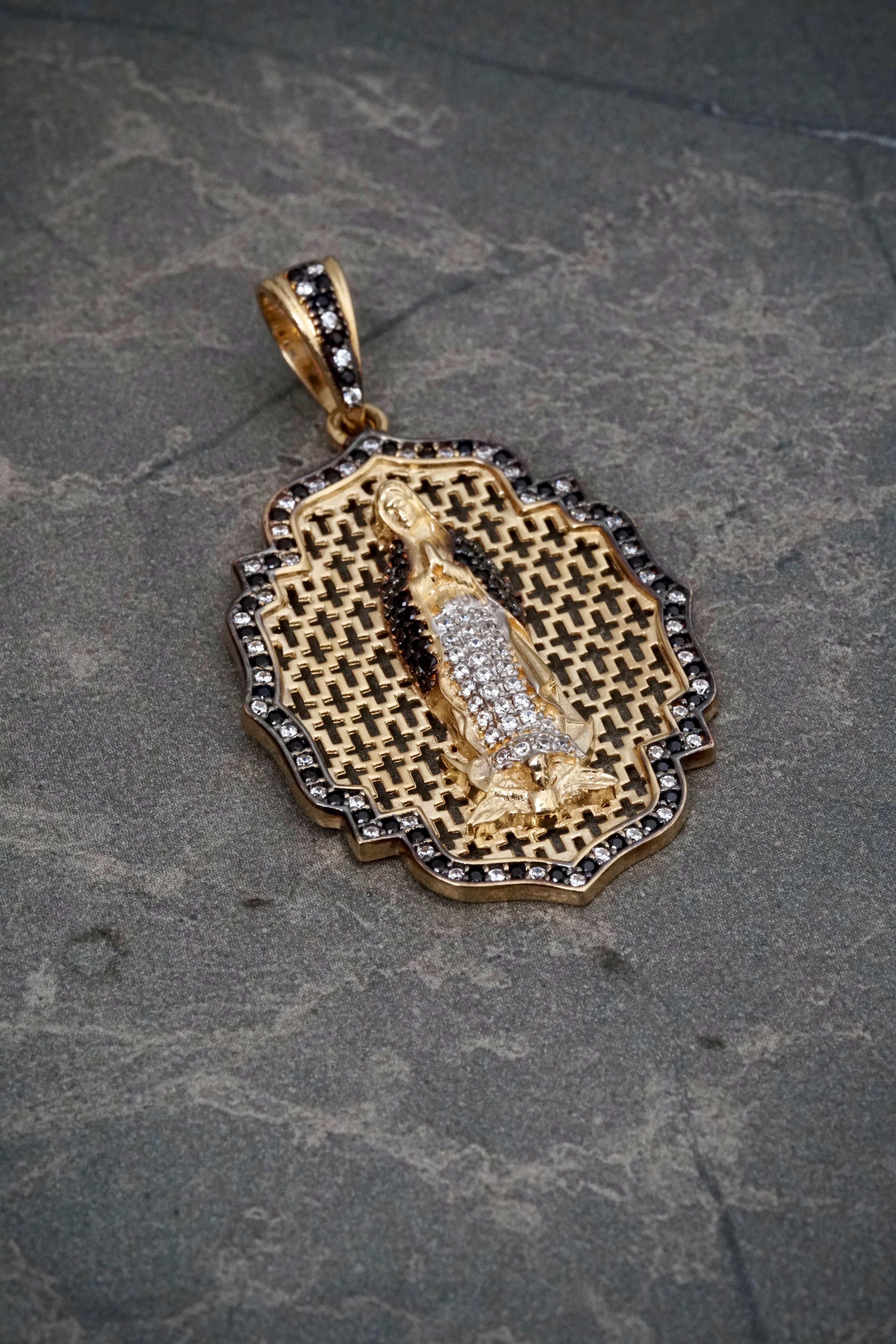 Dije virgen de guadalupe con swarovski negro y blanco 8.05gr / Largo 4.8cm / Oro Amarillo Nac P