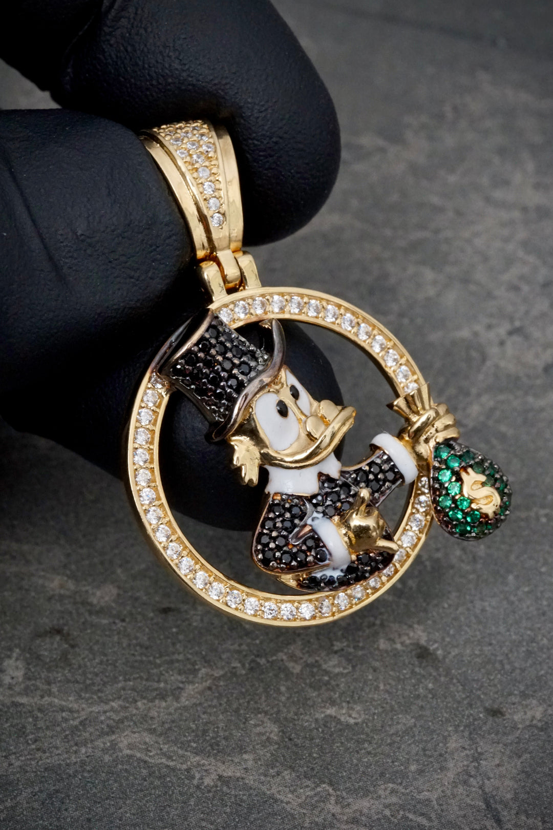 Dije tio rico con swarovski negro y blanco 9.6gr / Largo 3.9cm — Oro Amarillo