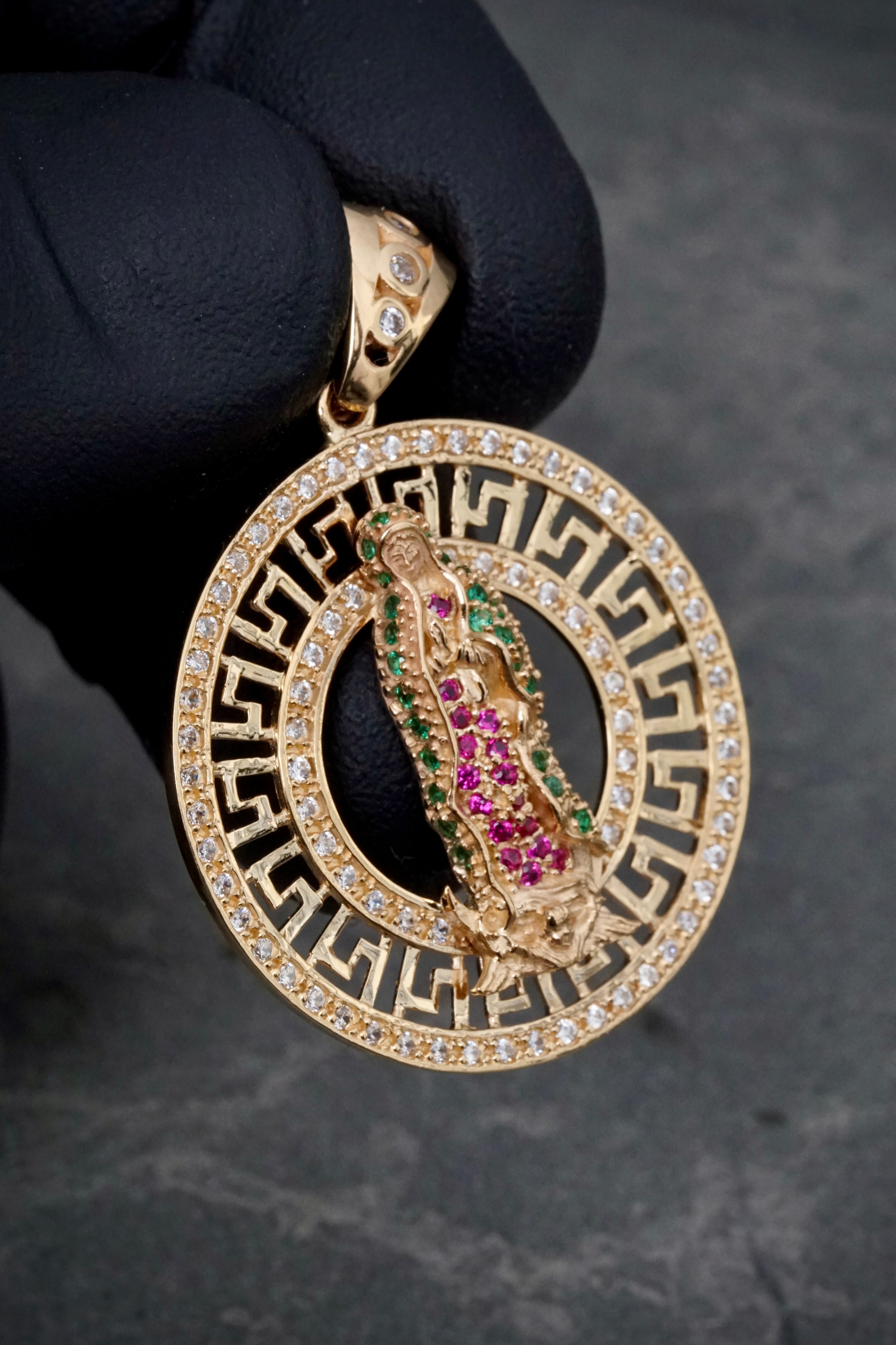 Dije virgen de guadalupe con swarovski verde y fucsia 6.95gr / Largo 3.7cm / Oro Amarillo Nac P