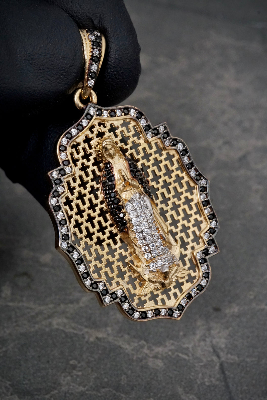 Dije virgen de guadalupe con swarovski negro y blanco 8.05gr / Largo 4.8cm — Oro Amarillo