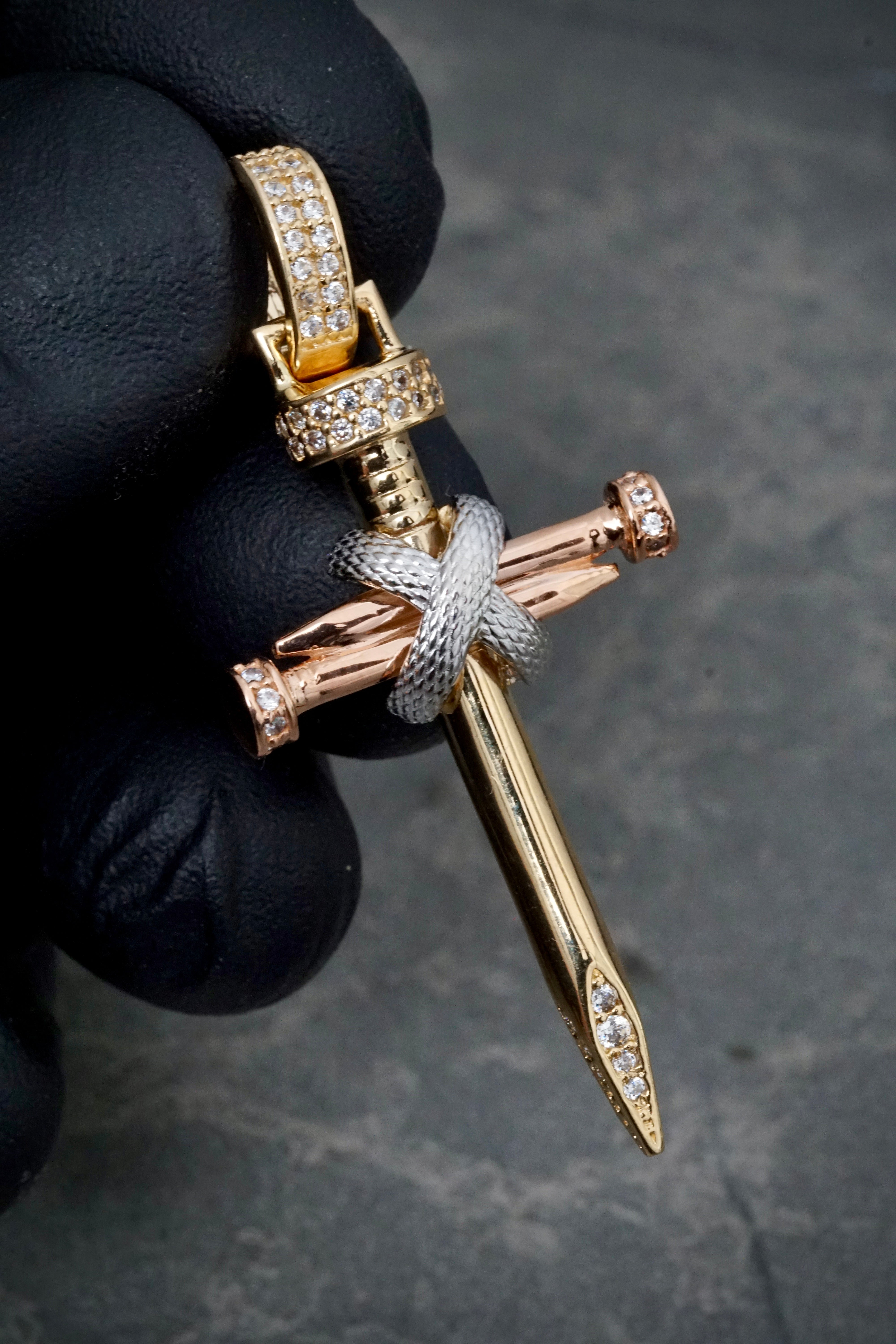 Dije cruz clavo con swarovski blanco 5.25gr / Largo 4.7cm / Tres Oros Nac P