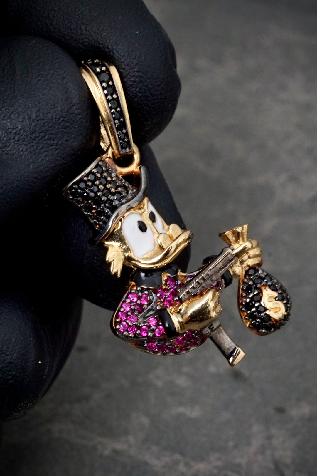 Dije tio rico con swarovski fucsia y negro 6gr / Largo 3.6cm — Oro Amarillo