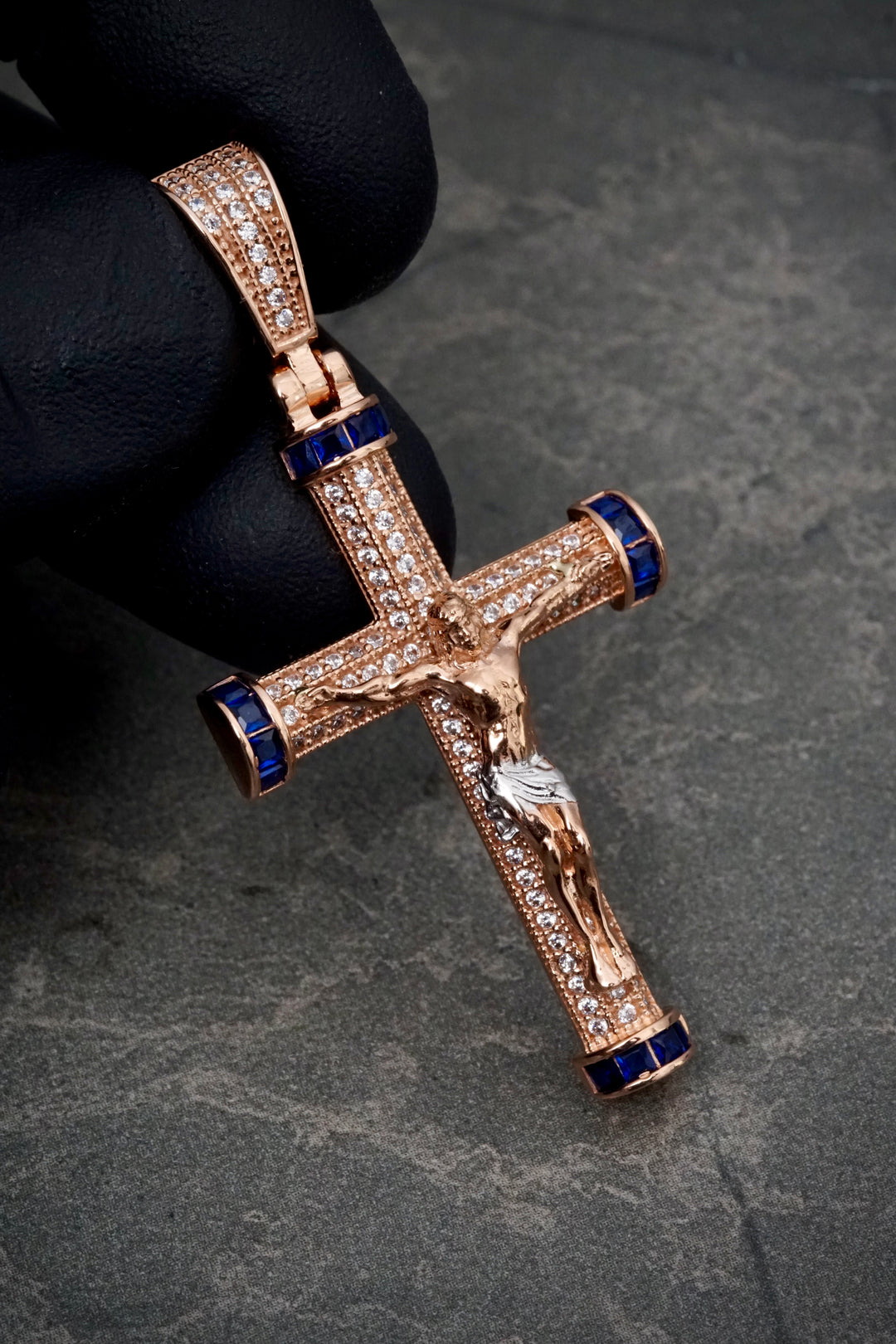 Dije cruz con cristo y swarovski azul 7.85gr / Largo 5.2cm — Oro Rosado