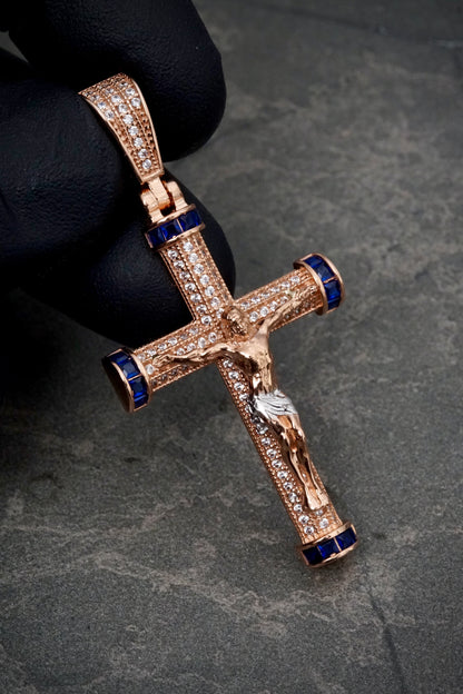 Dije cruz con cristo y swarovski azul 7.85gr / Largo 5.2cm / Oro Rosado Nac P
