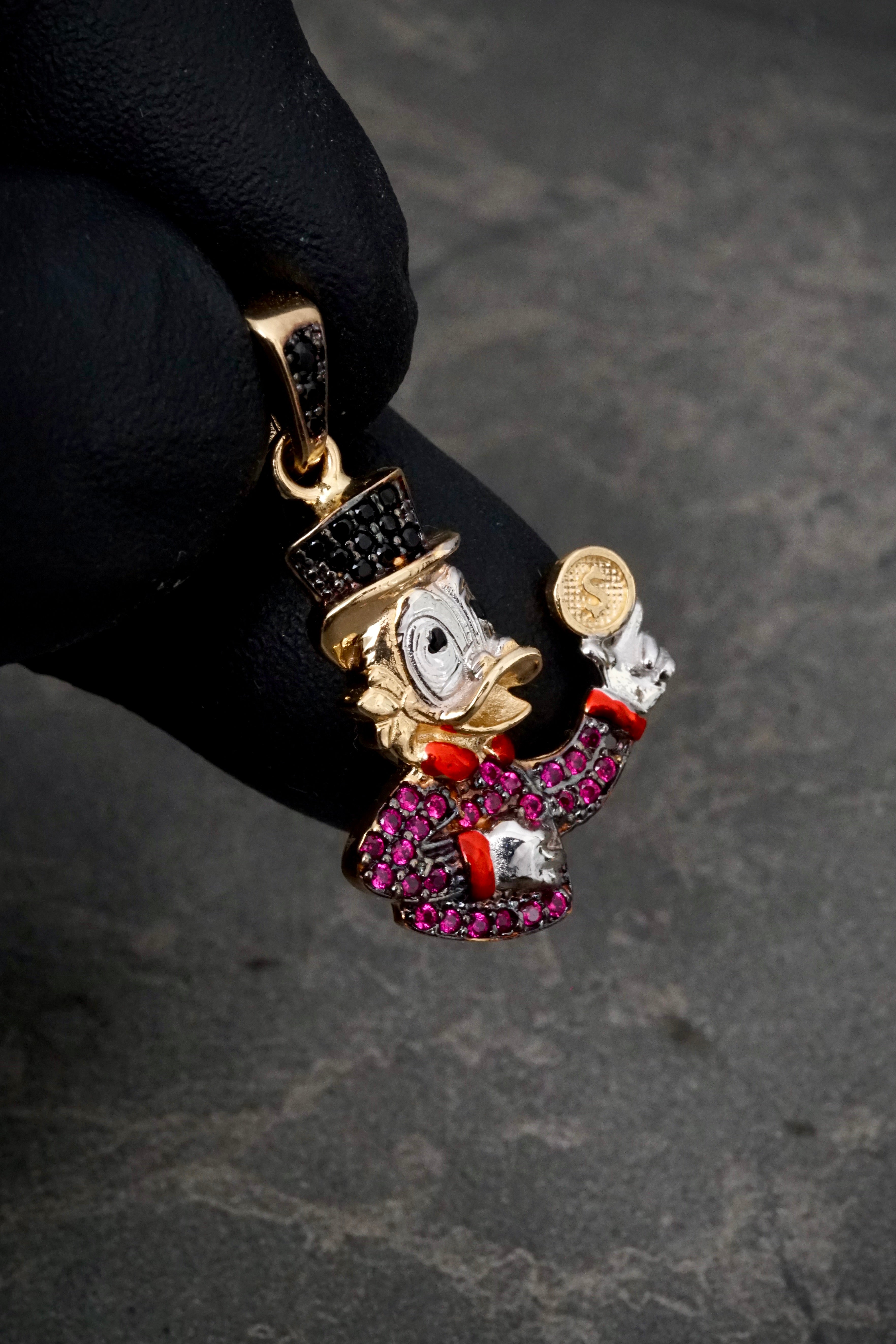 Dije tio rico con swarovski fucsia y negro 3.15gr / Largo 3cm / Oro Amarillo Nac P