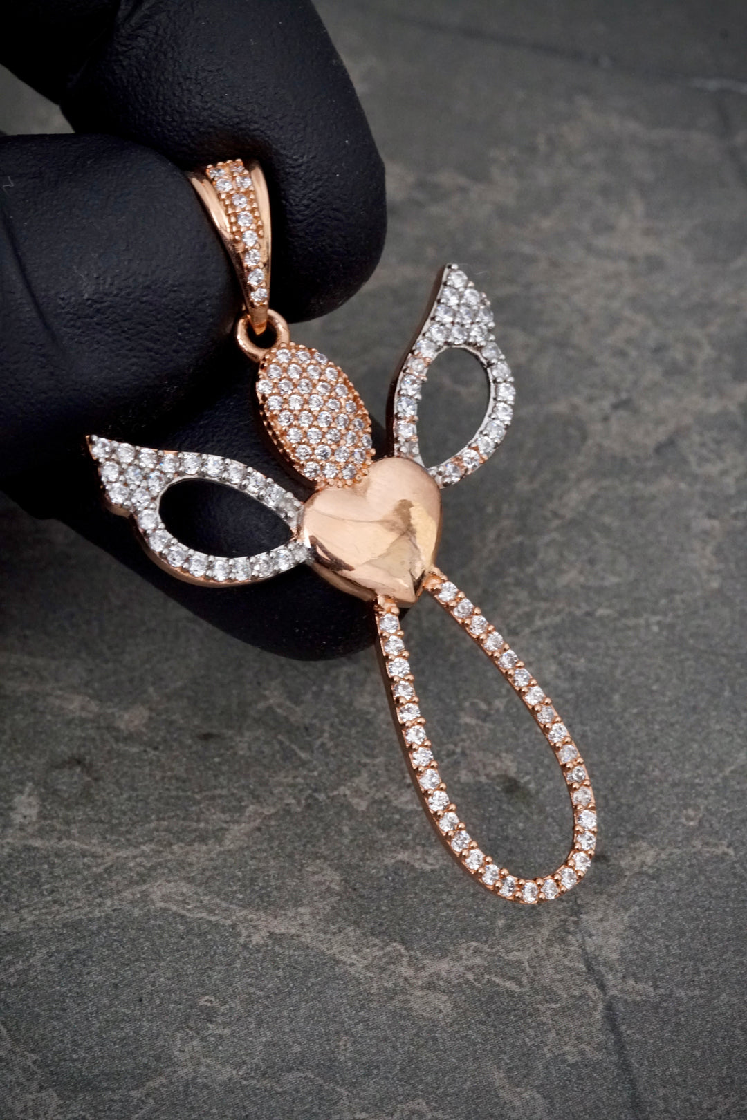 Dije cruz con corazon y swarovski blanco 5gr / Largo 5cm — Oro Rosado