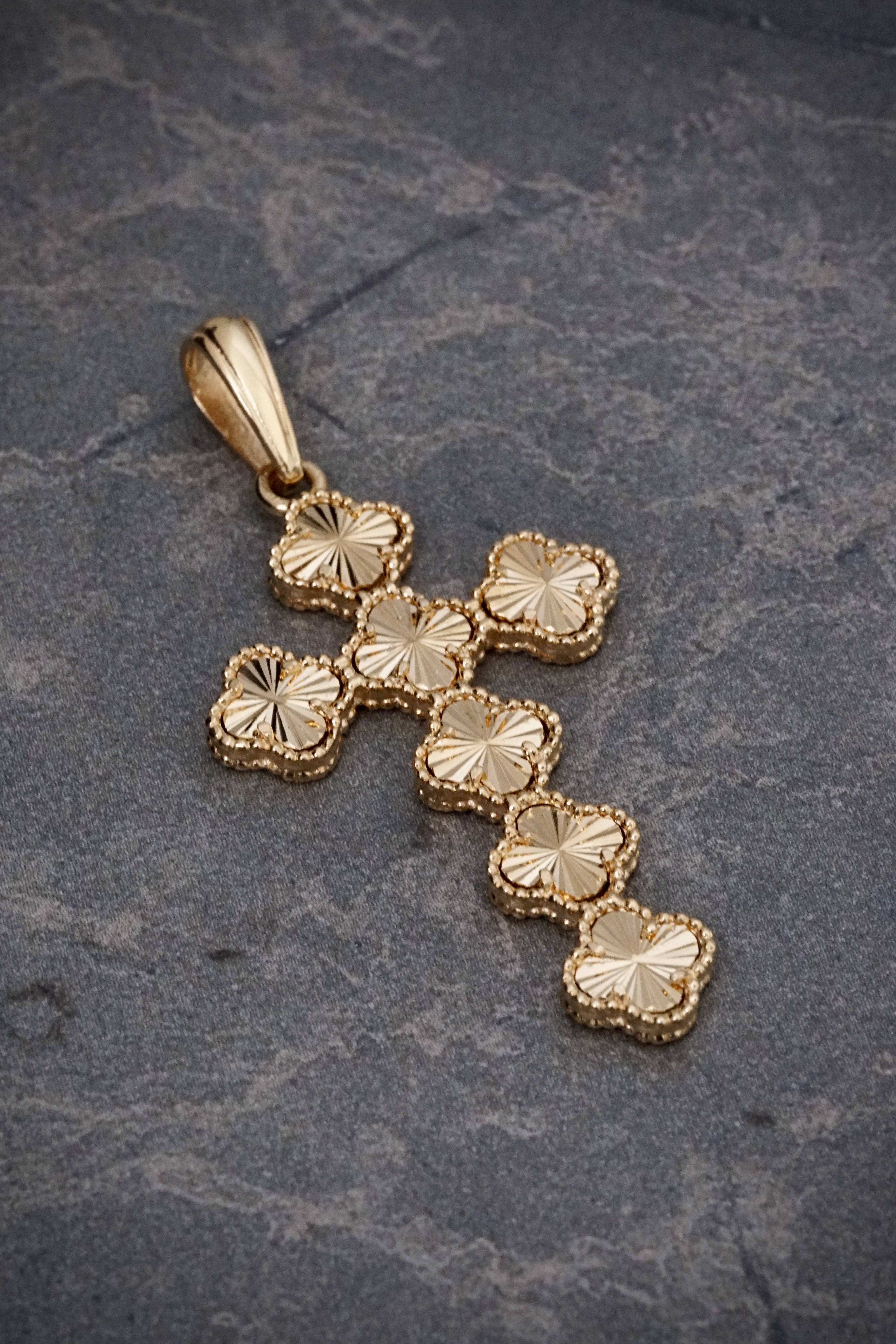 Dije cruz lucky clover diamantada 4.9gr / Largo 4.9cm / Oro Amarillo Nac M