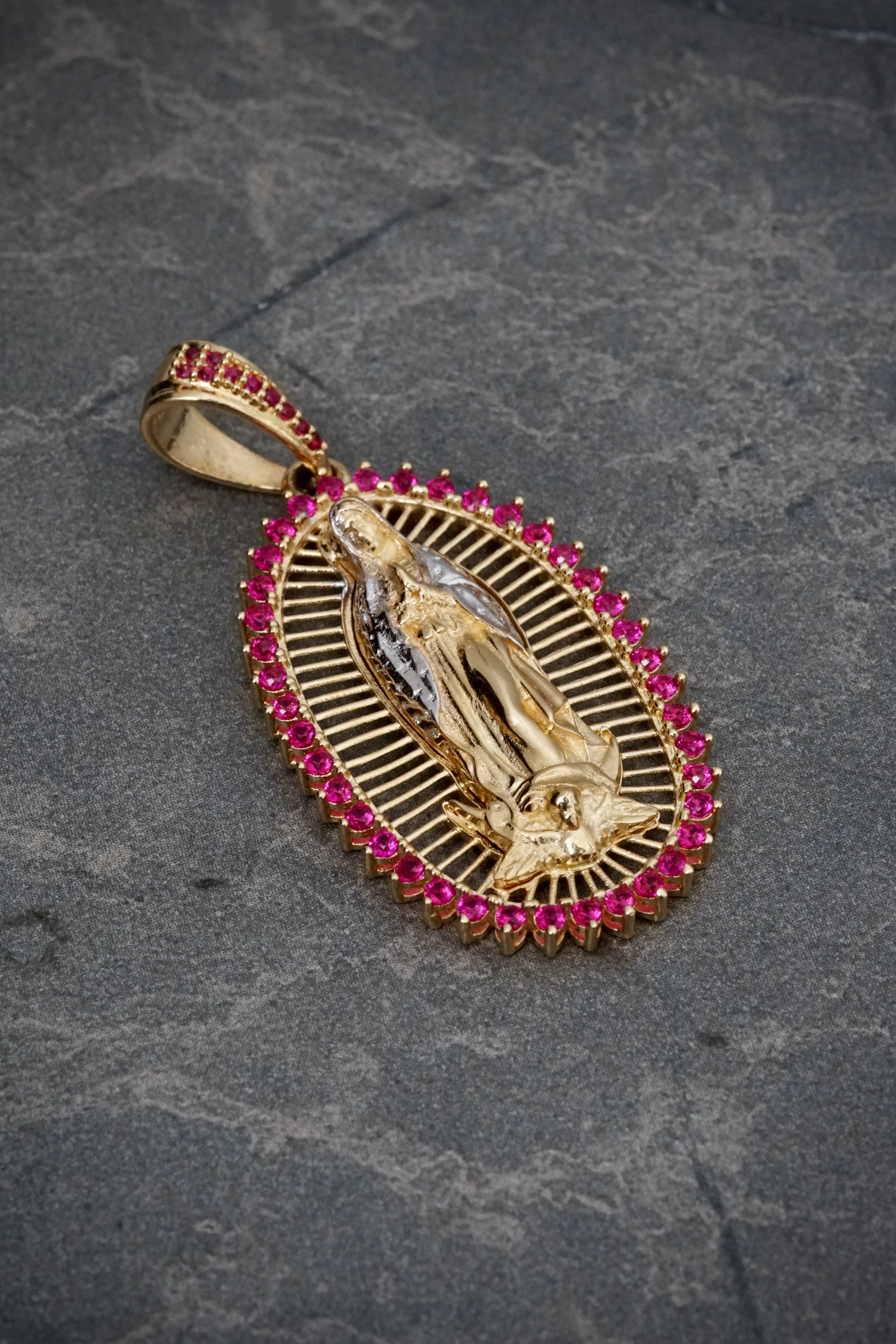 Dije virgen de guadalupe con swarovski fucsia 6.6gr / Largo 4.4cm / Dos Oros Nac B