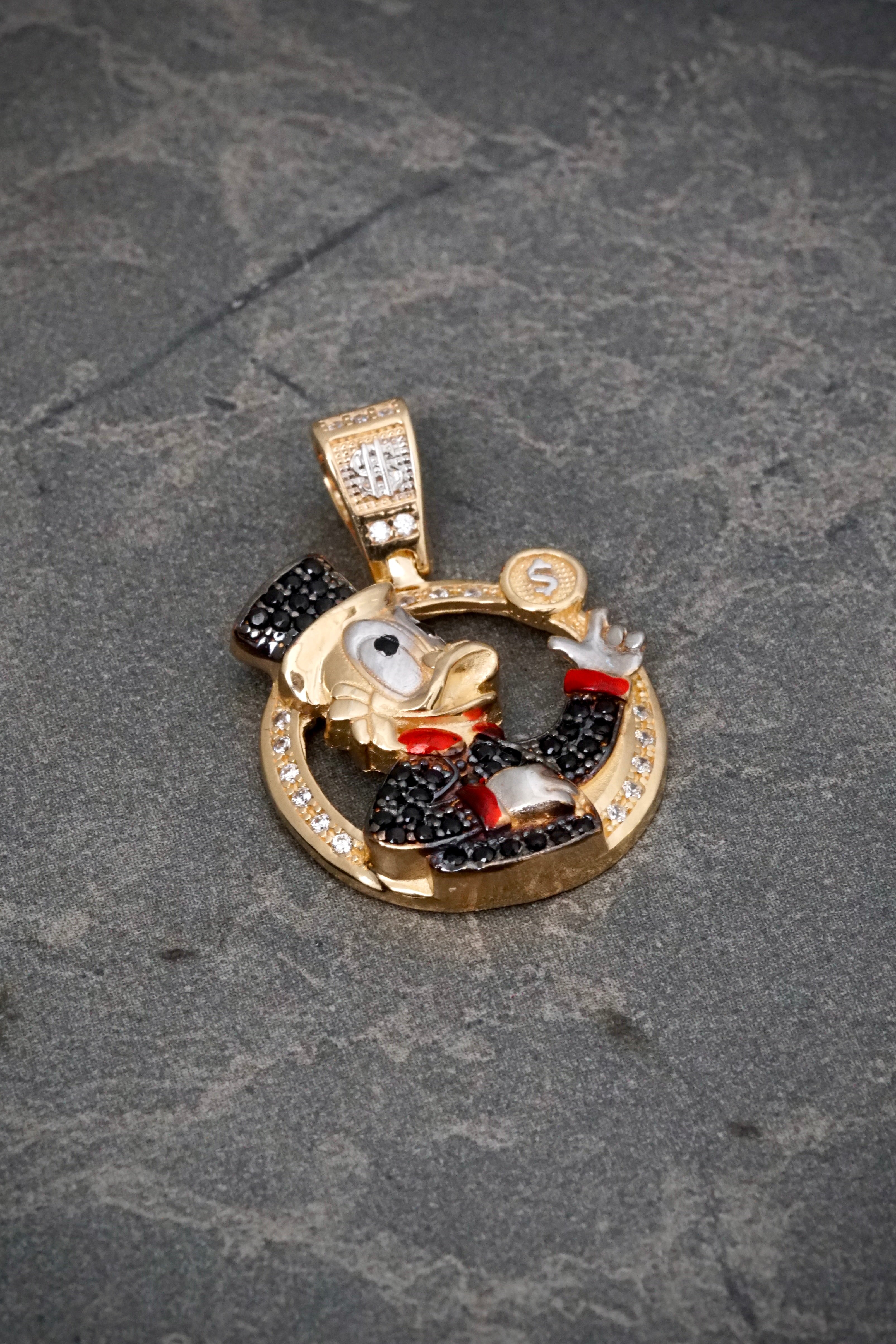 Dije tio rico con swarovski negro y blanco 4.7gr / Largo 2.8cm / Oro Amarillo Nac B