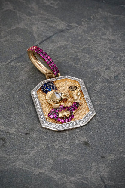 Dije tio rico con swarovski fucsia y blanco 6.55gr / Largo 3.6cm / Oro Amarillo Nac B