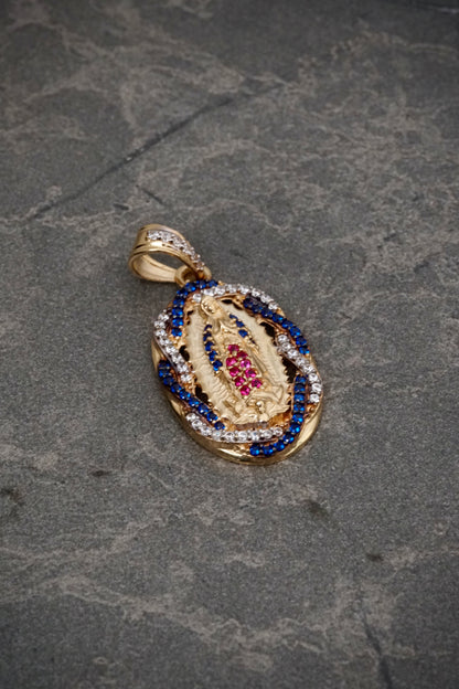 Dije virgen de guadalupe con swarovski azul y fucsia 3.5gr / Largo 3cm / Oro Amarillo Nac B