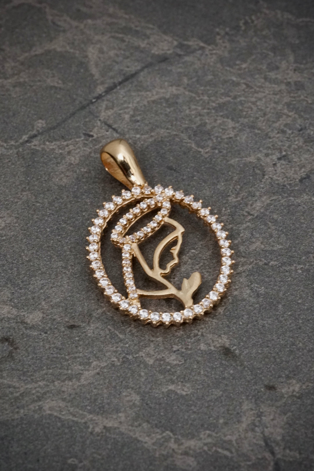 Dije virgen maria con swarovski blanco 2.85gr / Largo 3cm — Oro Amarillo