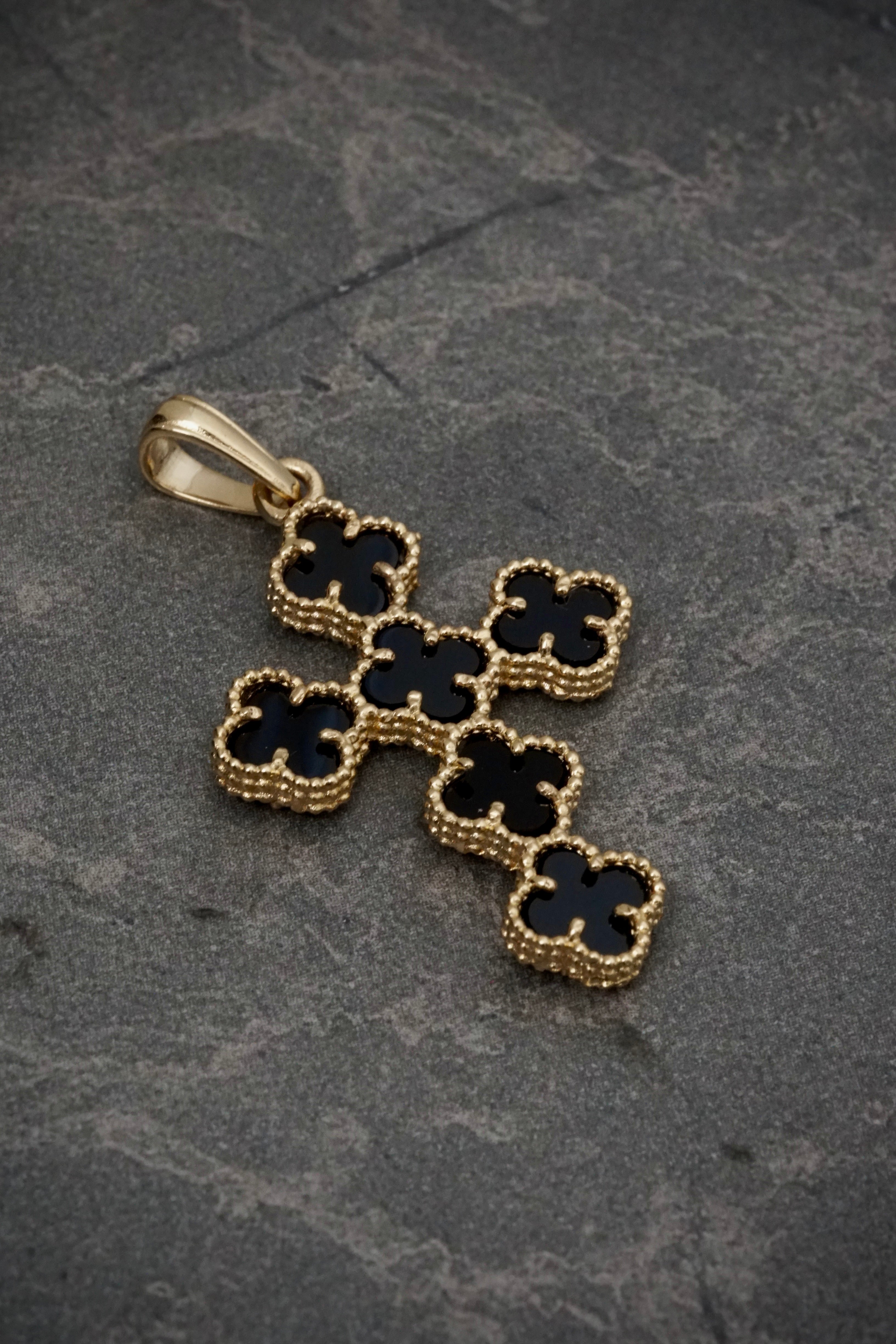 Dije cruz lucky clover negra 3.95gr / Largo 4cm / Oro Amarillo Nac M